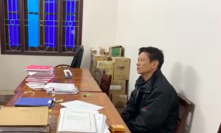 VIDEO: Tài xế bán tải "thông chốt" nồng độ cồn kéo lê xe CSGT dưới gầm nhiều km- Ảnh 1.