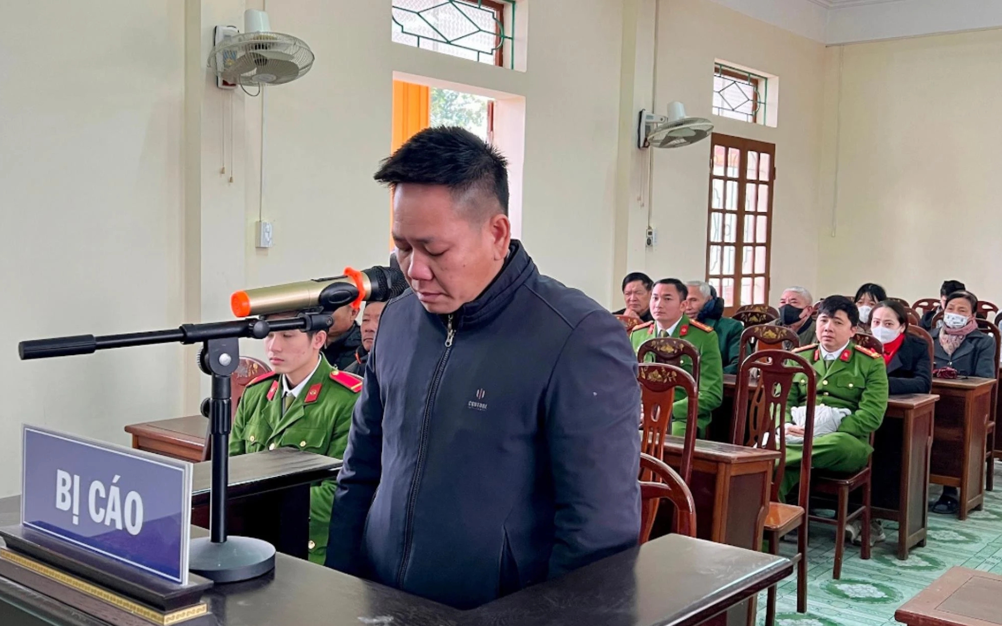 Cựu cán bộ xã chiếm đoạt tiền thờ cúng hơn 120 liệt sĩ