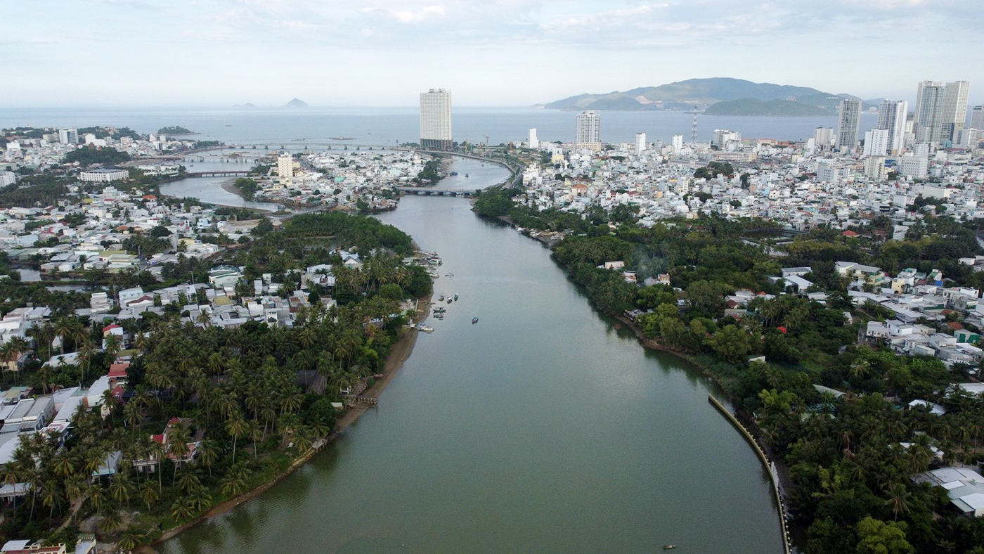 Các hạng mục xây dựng đường, kè hai bên sông Cái Nha Trang hiện đang tạm dừng do World Bank ngừng cấp vốn. (Ảnh: Trung Nhân)