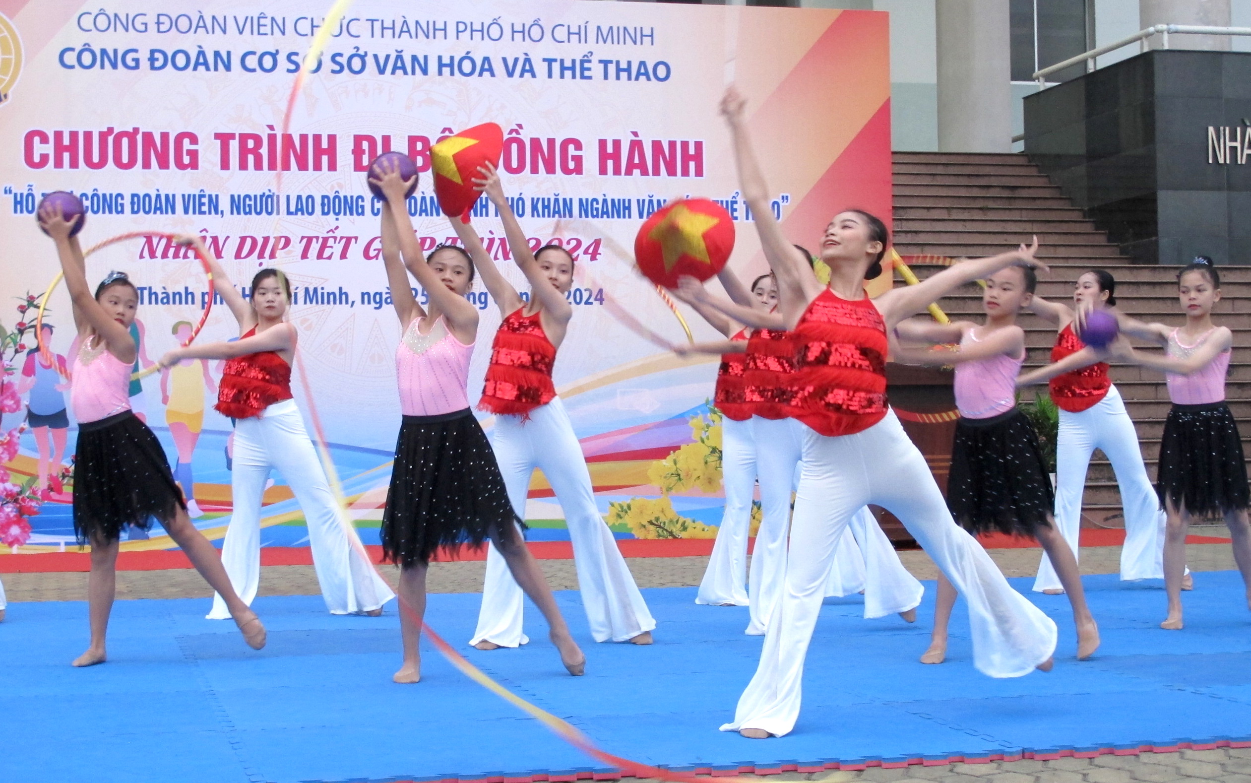 Đi bộ đồng hành gây quỹ hỗ trợ đoàn viên, người lao động- Ảnh 1.