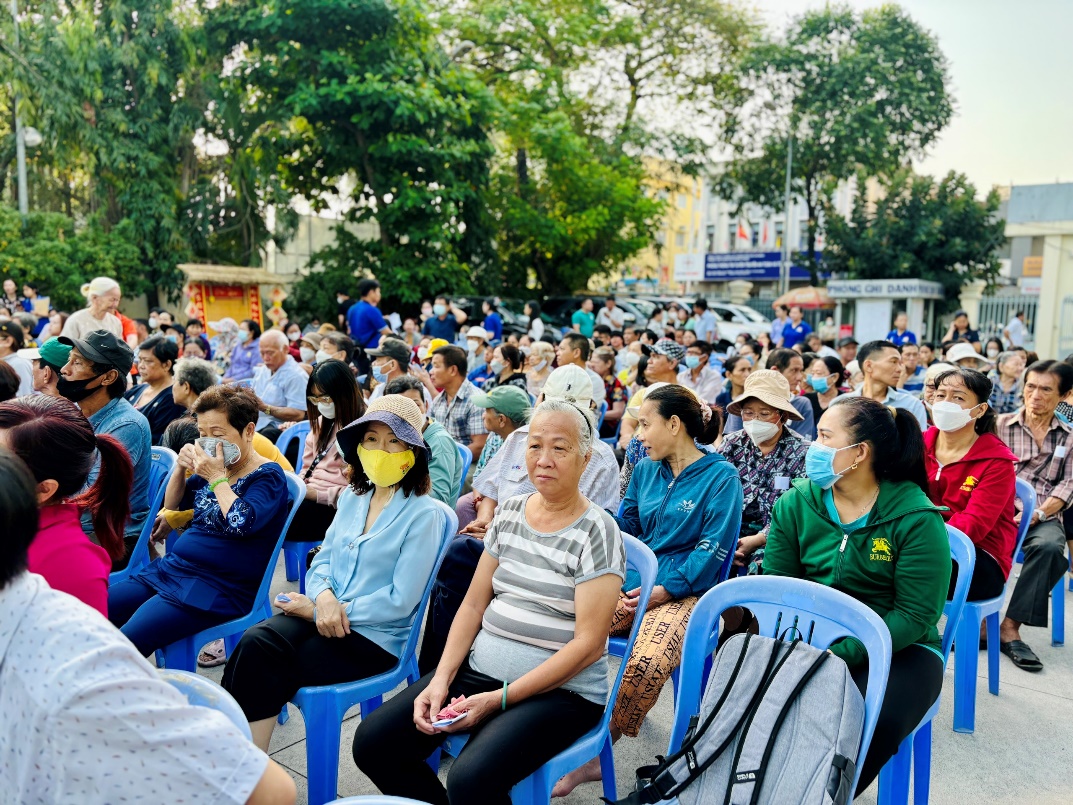 Người dân TP HCM sắm Tết ở siêu thị mini 0 đồng: “Tết no bụng là mừng”- Ảnh 1.