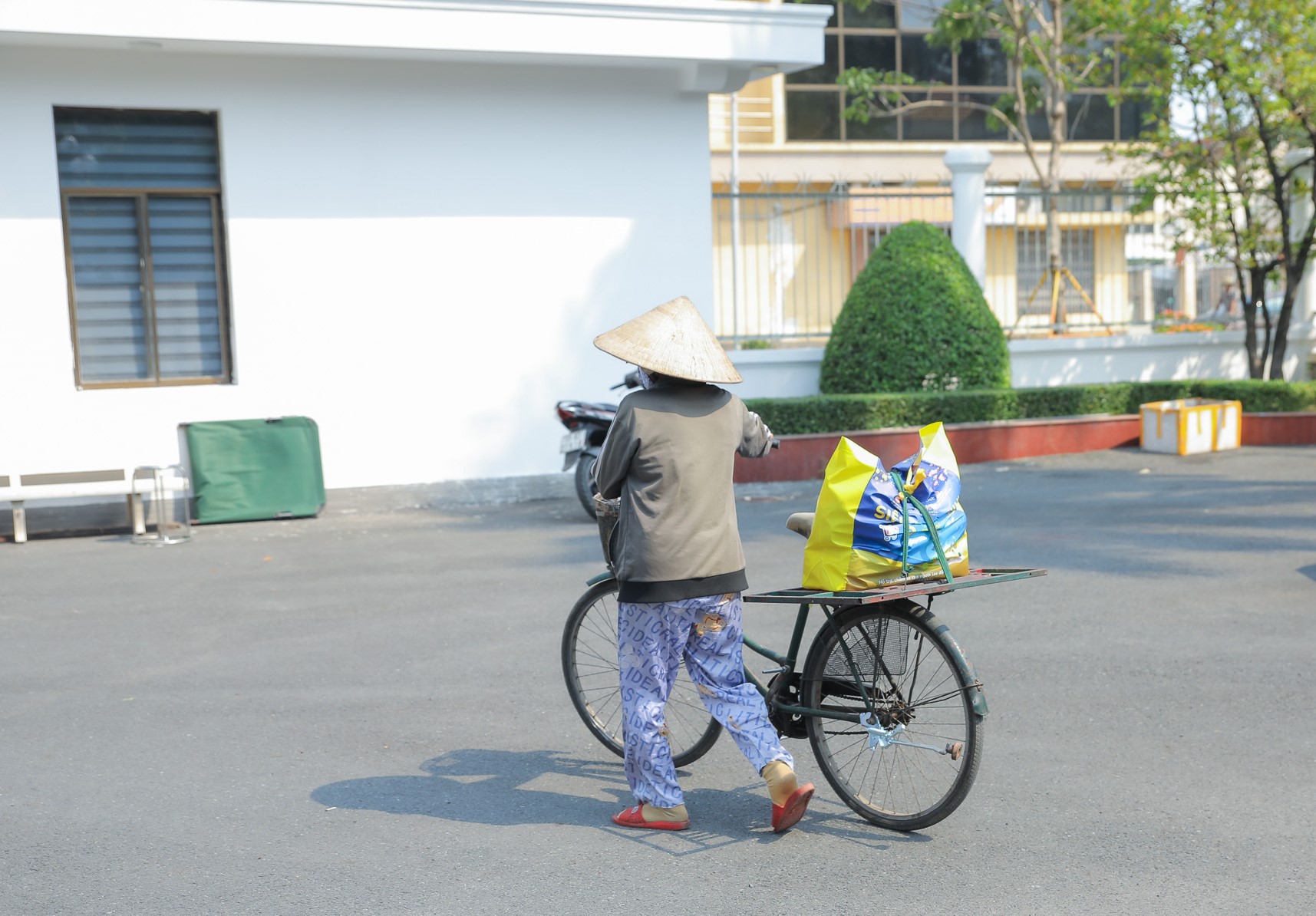 Người dân TP HCM sắm Tết ở siêu thị mini 0 đồng: “Tết no bụng là mừng”- Ảnh 4.