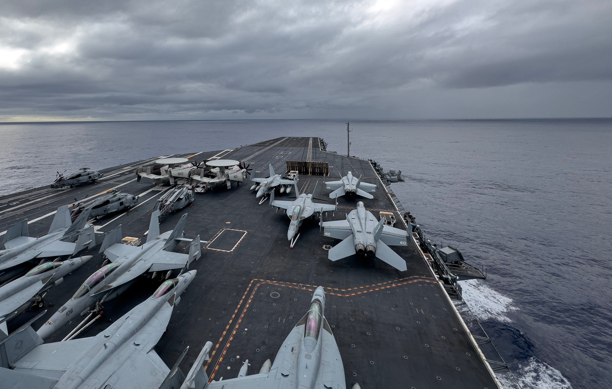 T&agrave;u s&acirc;n bay USS Theodore Roosevelt (CVN 71) đi qua Th&aacute;i B&igrave;nh Dương ng&agrave;y 20-1. Ảnh: Hải qu&acirc;n Mỹ