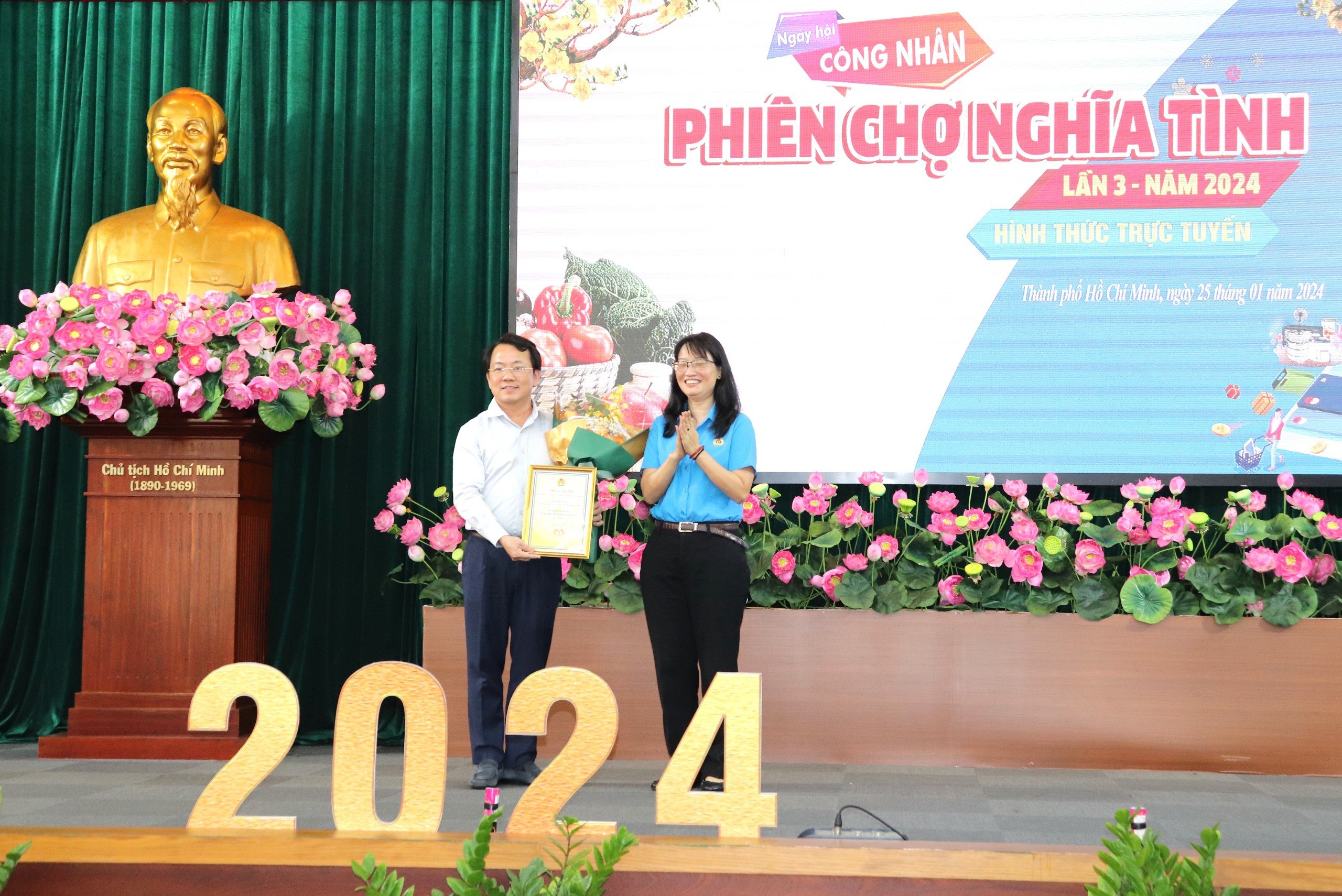 Công nhân sắm quà Tết qua phiên chợ online- Ảnh 3.