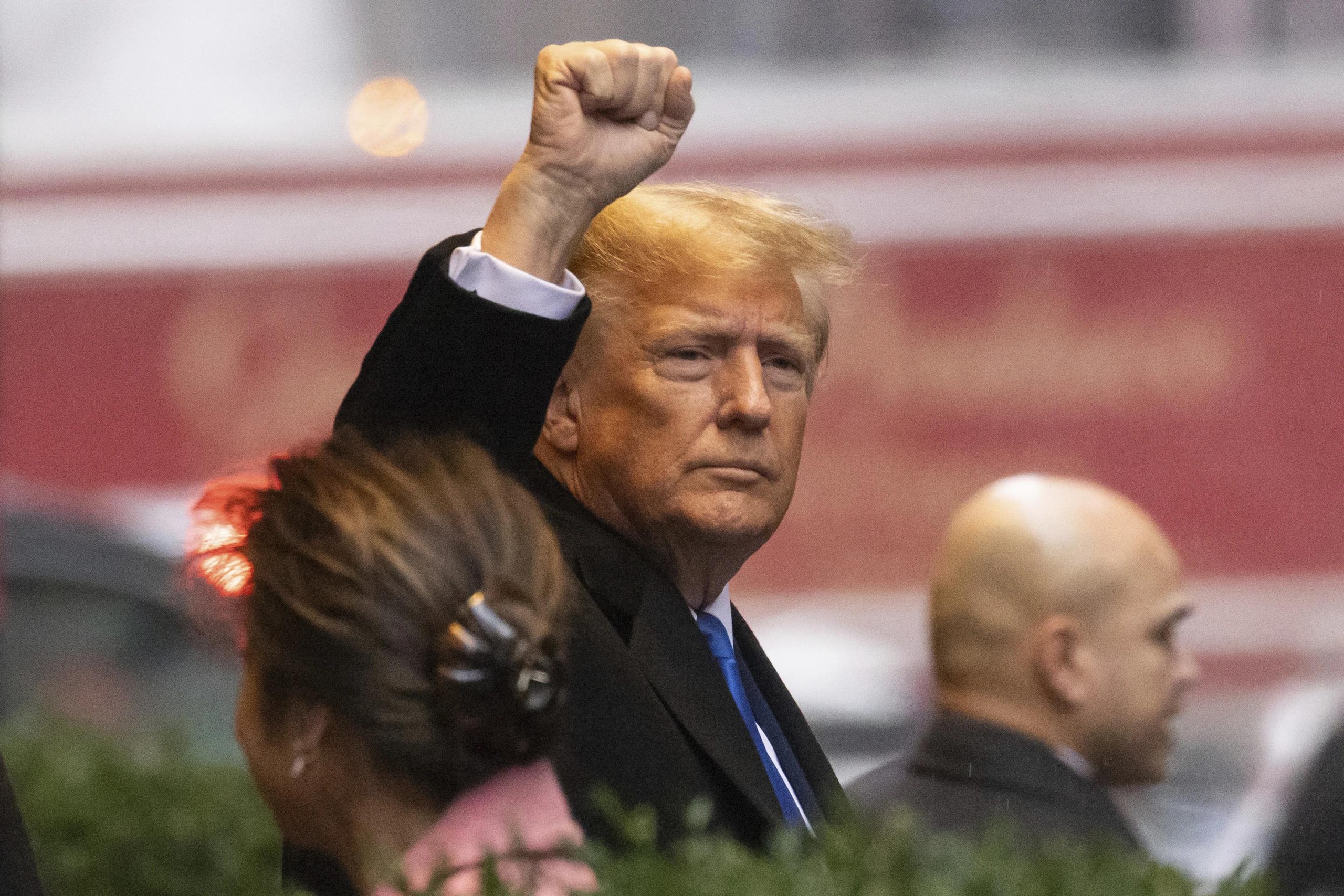 Ba ph&uacute;t khuấy động t&ograve;a &aacute;n của &ocirc;ng Donald Trump - Ảnh 1.