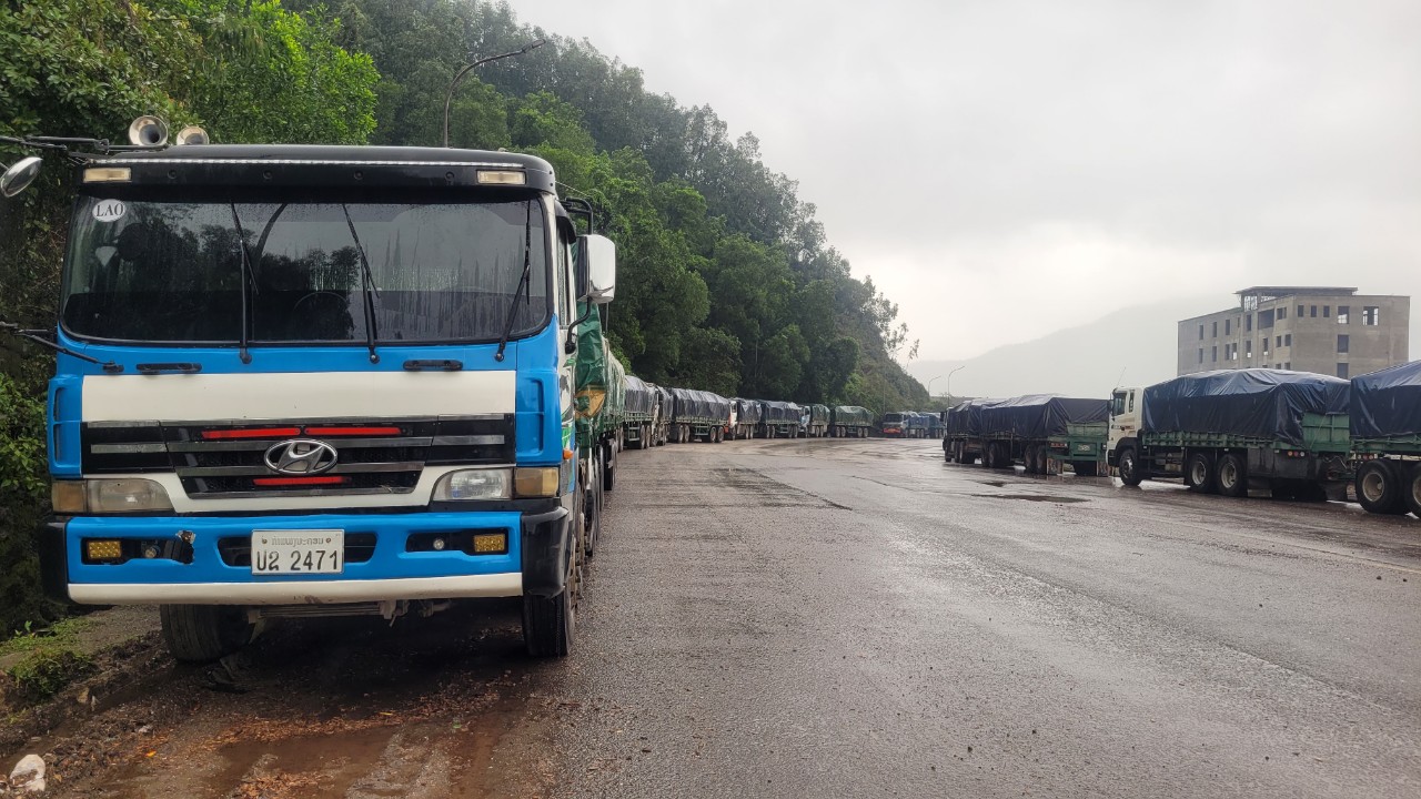Hàng loạt xe đầu kéo nối đuôi nhau xếp hàng chờ tàu cập cảng - Ảnh 2.