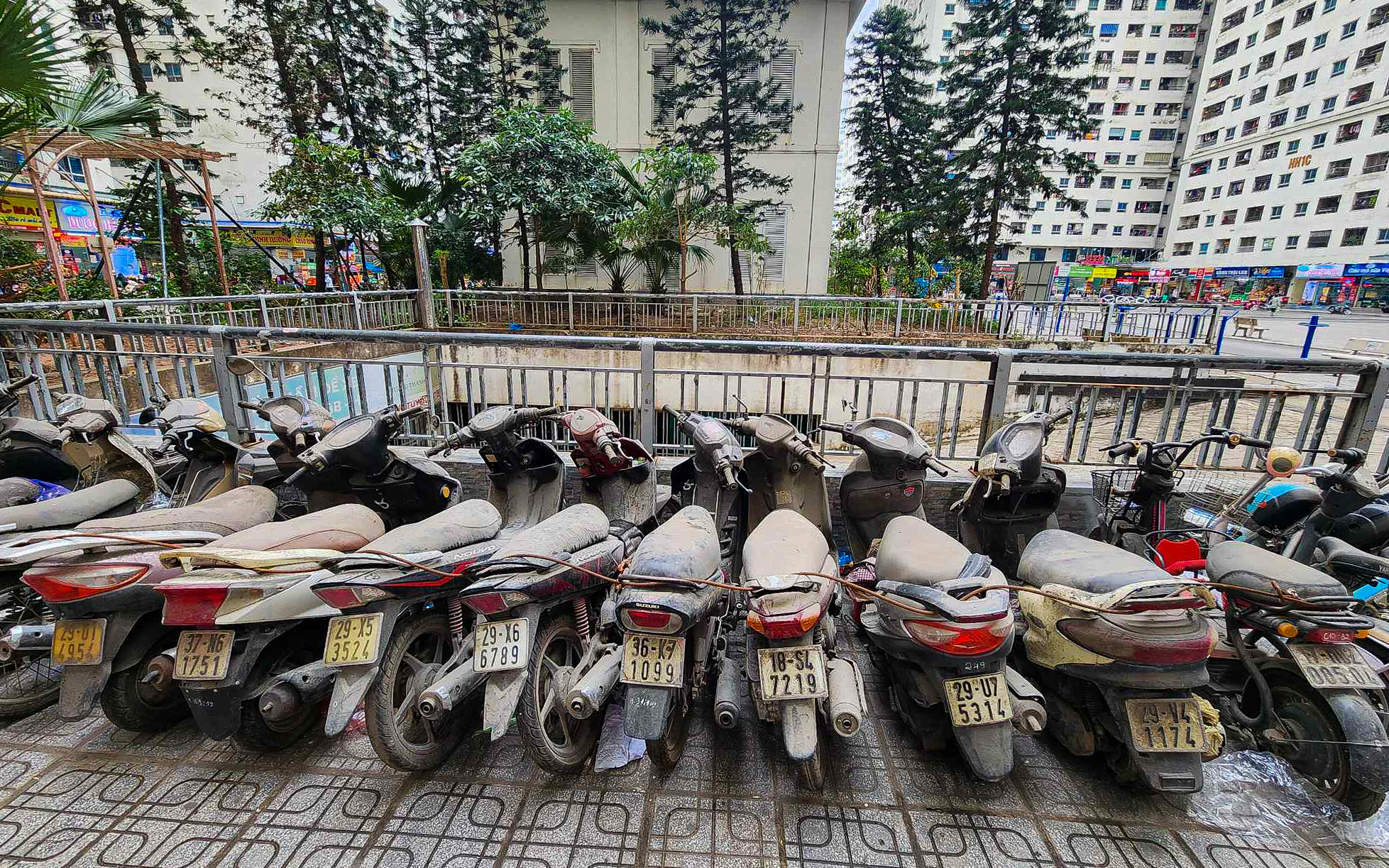 Cận cảnh hàng trăm xe đạp, xe máy bị "bỏ quên" trong hầm chung cư- Ảnh 3.