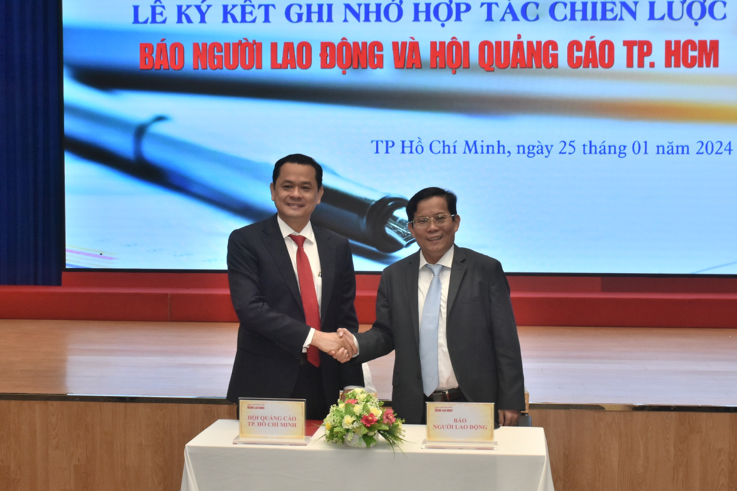 B&aacute;o Người Lao Động v&agrave; Hội Quảng c&aacute;o TP HCM k&yacute; kết hợp t&aacute;c chiến lược- Ảnh 1.