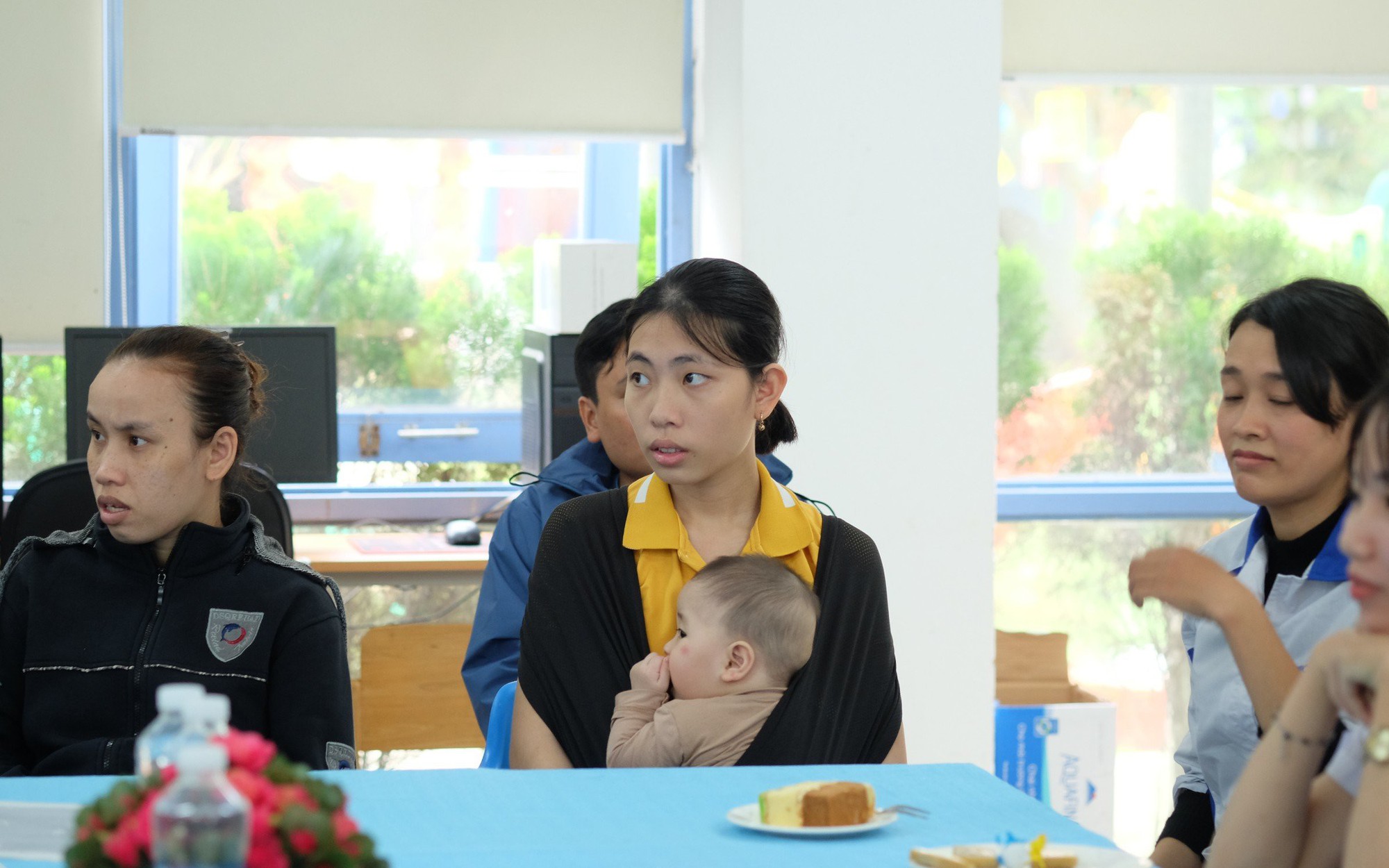 Gặp Thứ trưởng, nữ công nhân kể chuyện cho con đi học