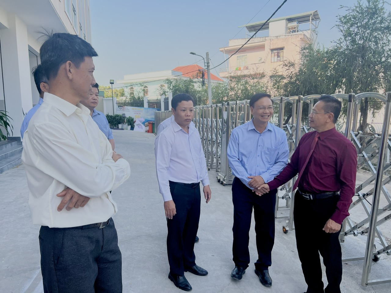 Vụ thi công làm nứt tường ở Thủ Dầu Một: Người dân thông cảm, chủ đầu tư cam kết- Ảnh 1.