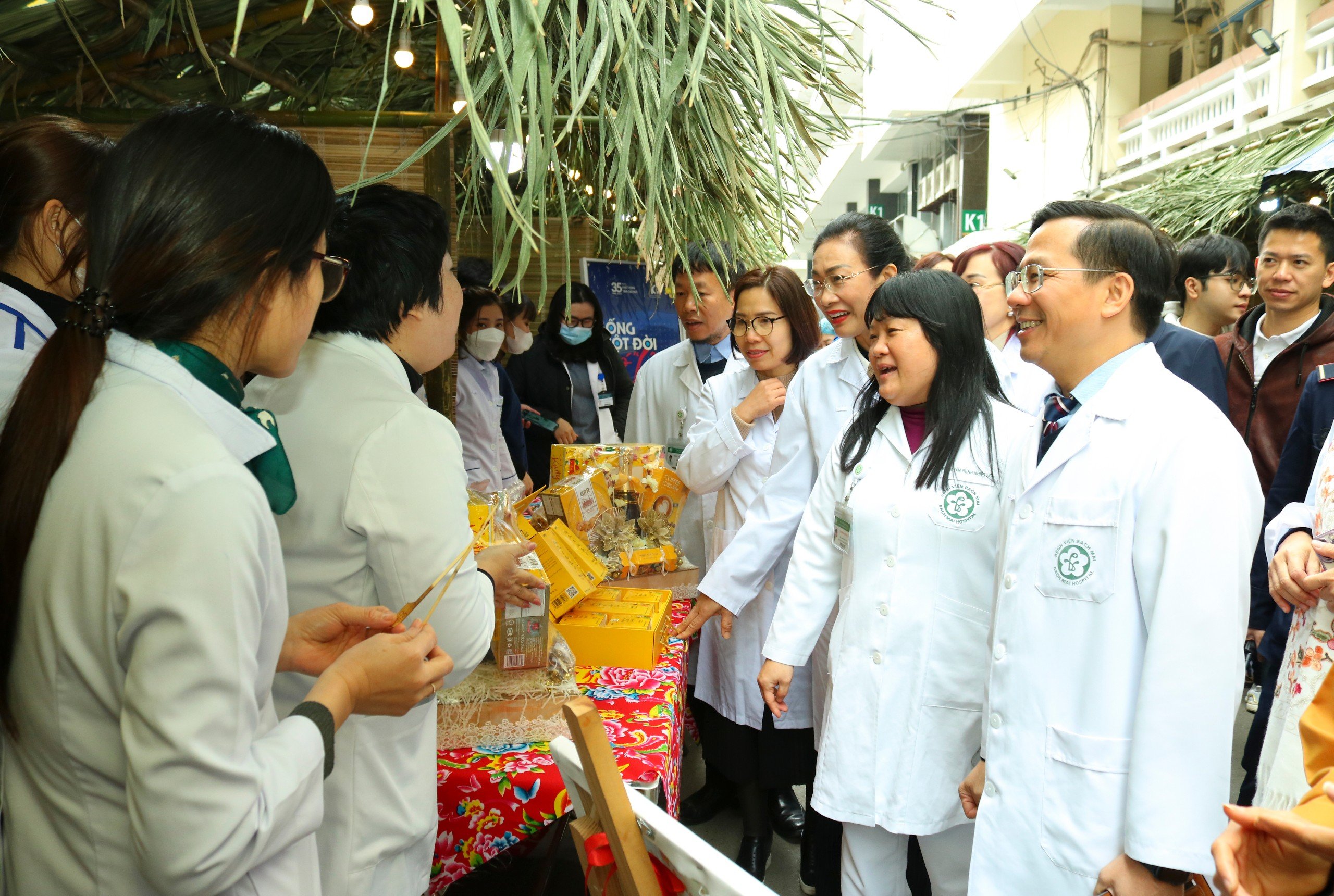 Bác sĩ, điều dưỡng bán hàng ủng hộ bệnh nhân- Ảnh 5.