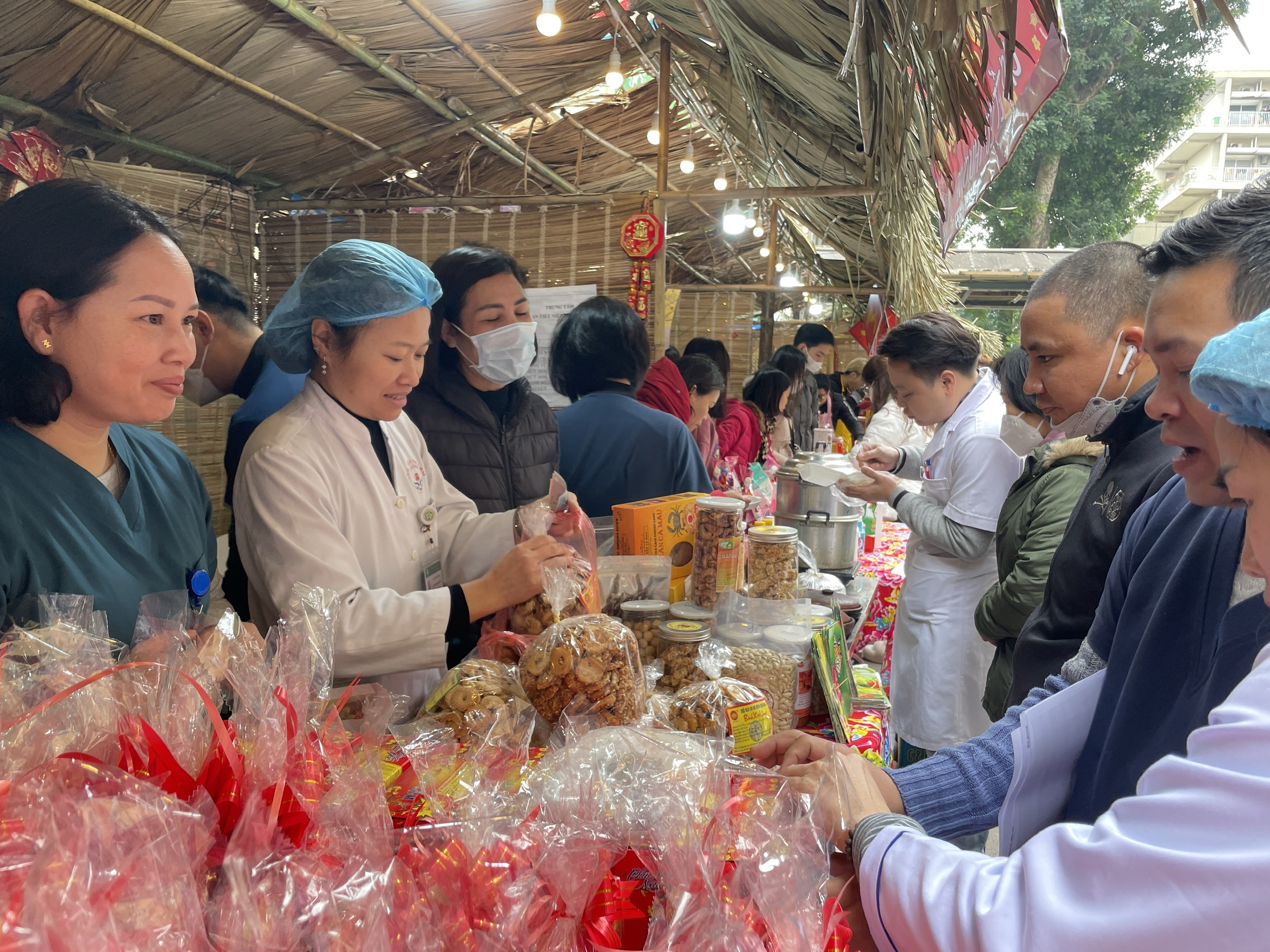 Bác sĩ, điều dưỡng bán hàng ủng hộ bệnh nhân- Ảnh 1.