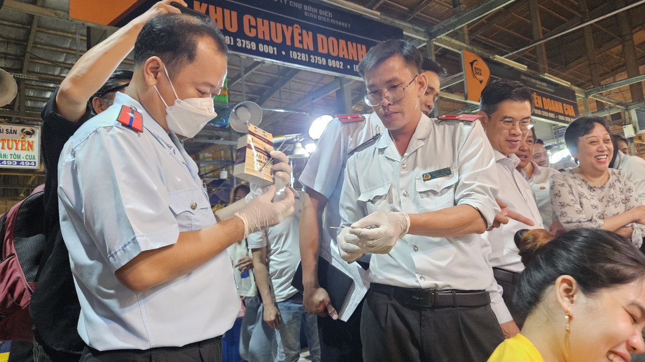 Lãnh đạo TP HCM khảo sát đêm ở chợ đầu mối Bình Điền - Ảnh 8.