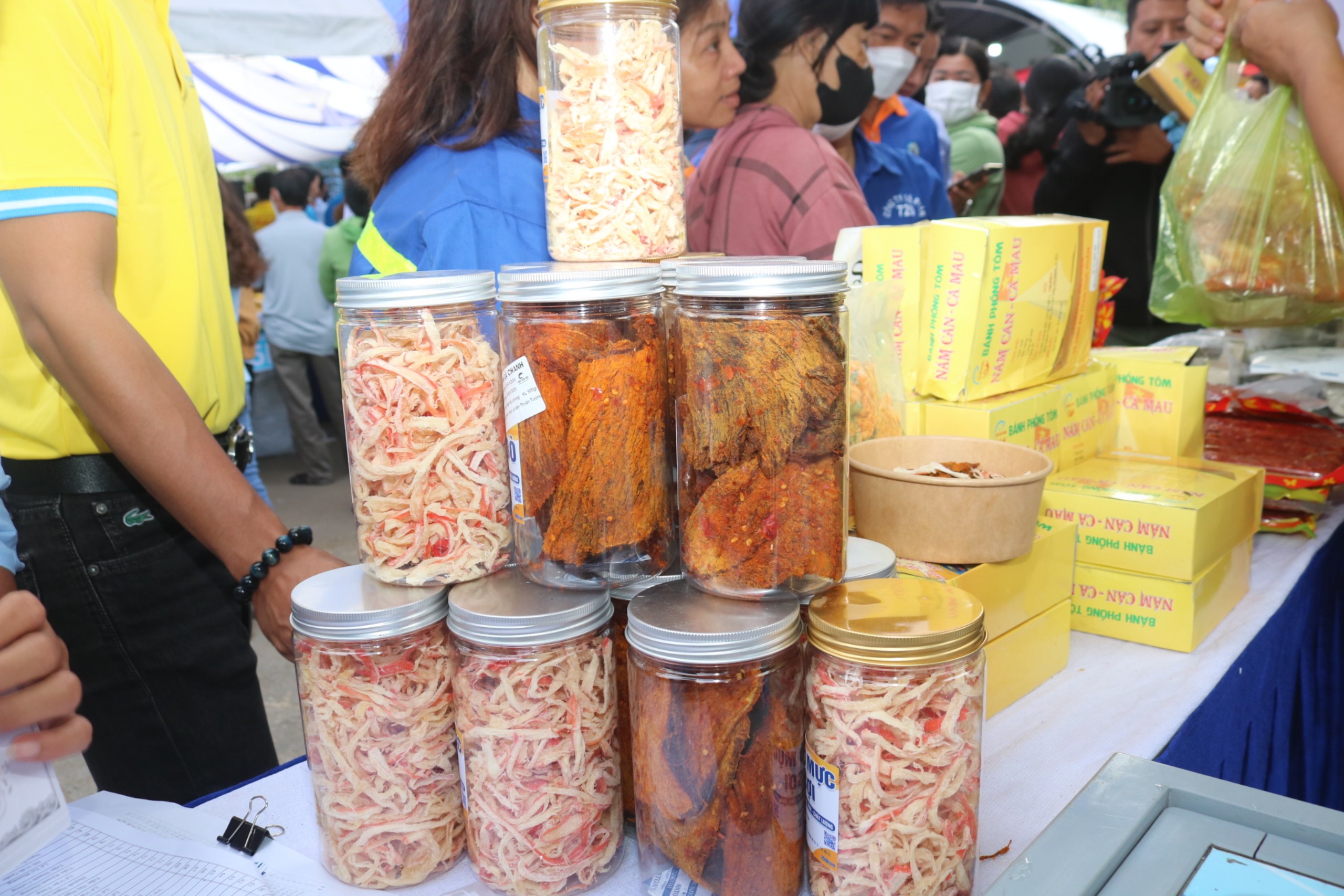 C&ocirc;ng nh&acirc;n ở Cần Thơ "vui như Tết"` khi được nhận qu&agrave;- Ảnh 10.