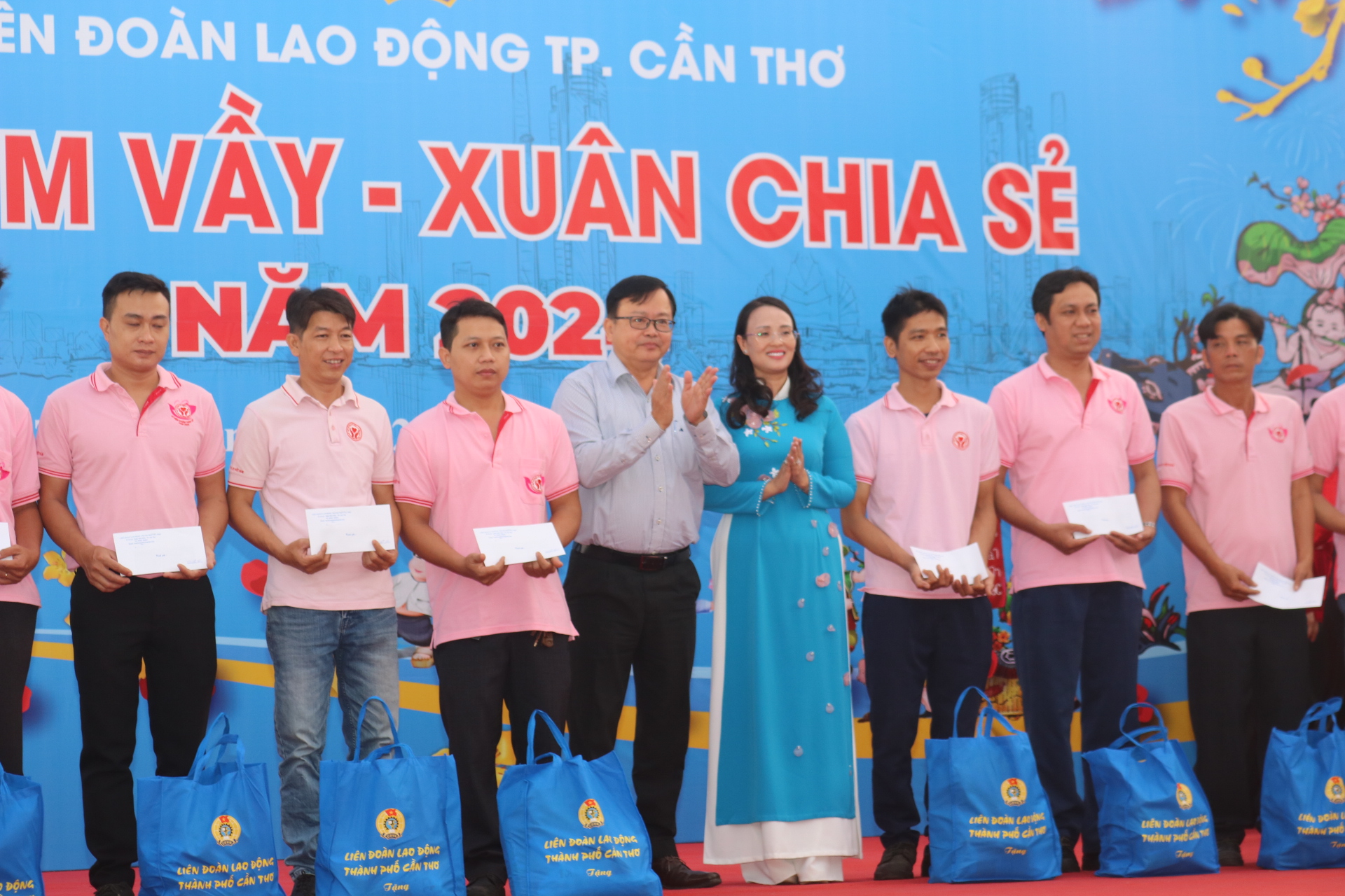 C&ocirc;ng nh&acirc;n ở Cần Thơ "vui như Tết"` khi được nhận qu&agrave;- Ảnh 4.