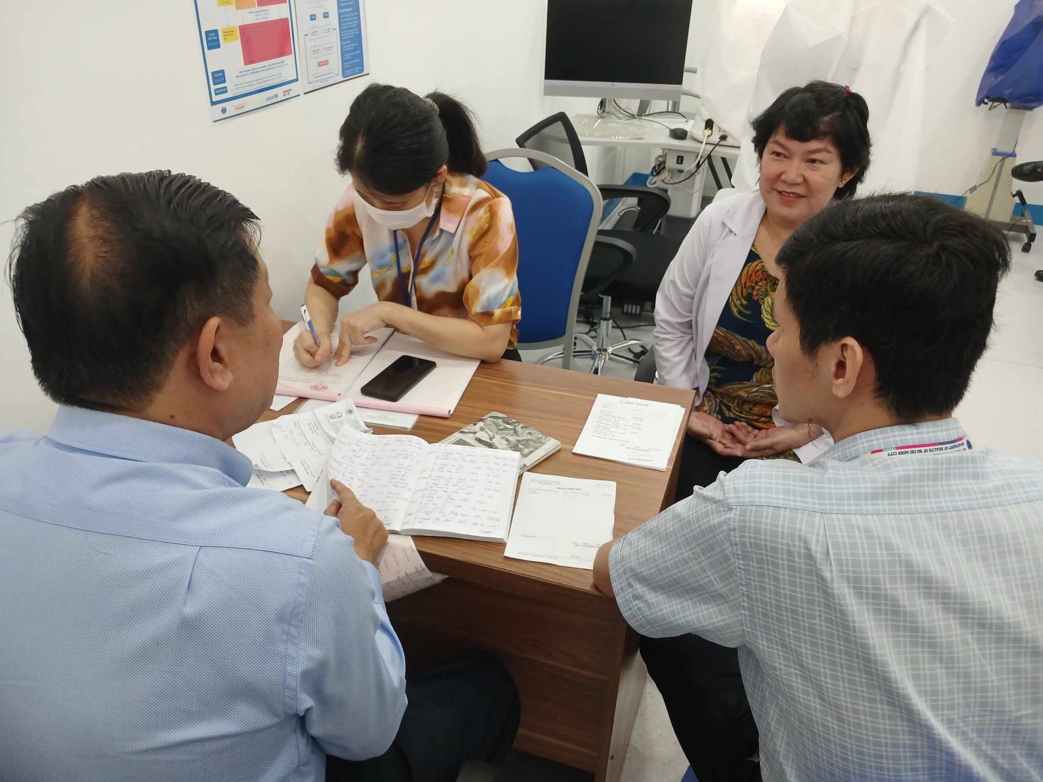 Đột xuất kiểm tra việc khám mắt trong căn nhà màu xanh không biển hiệu- Ảnh 2.