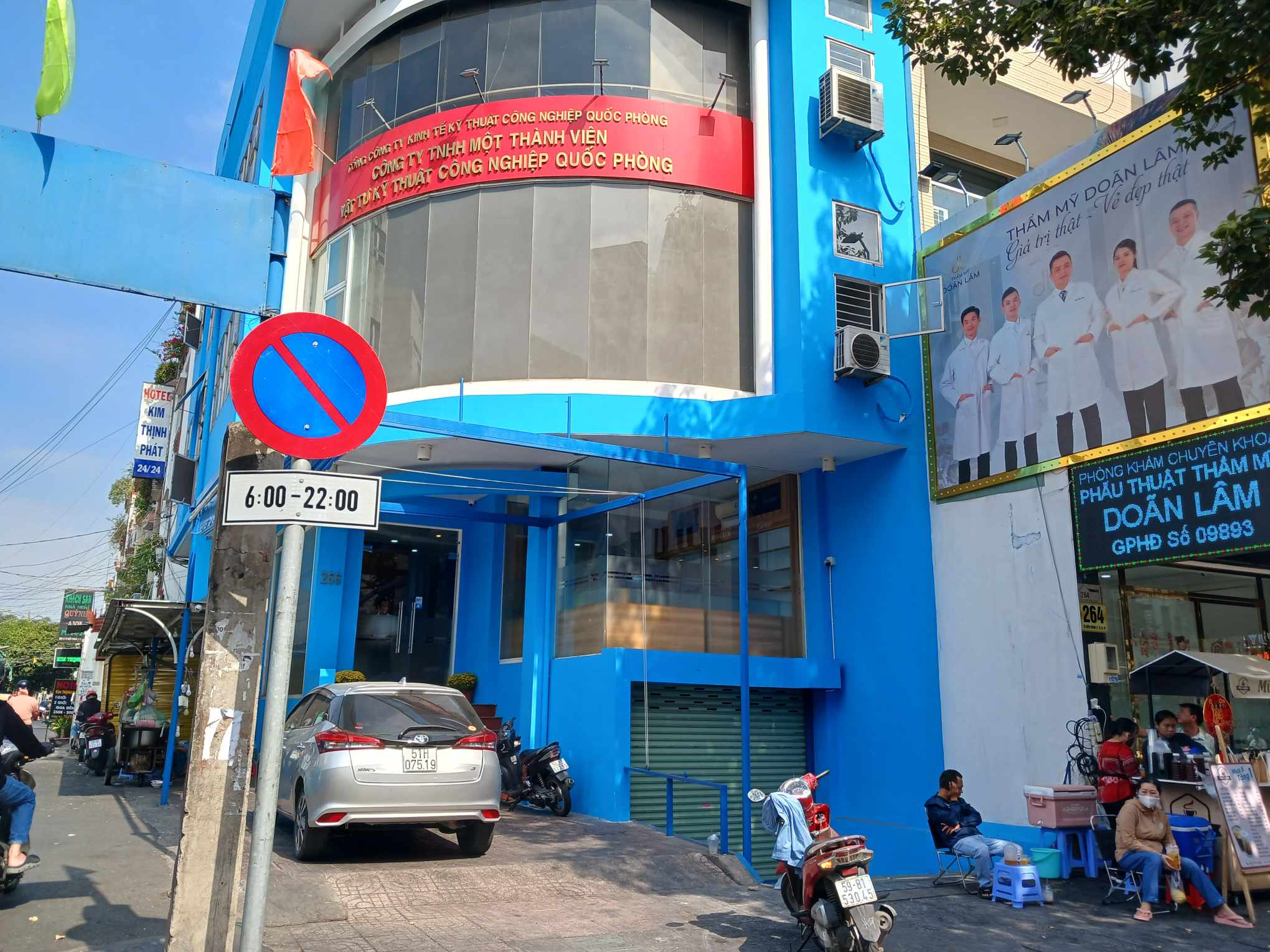 Đột xuất kiểm tra việc khám mắt trong căn nhà màu xanh không biển hiệu- Ảnh 1.