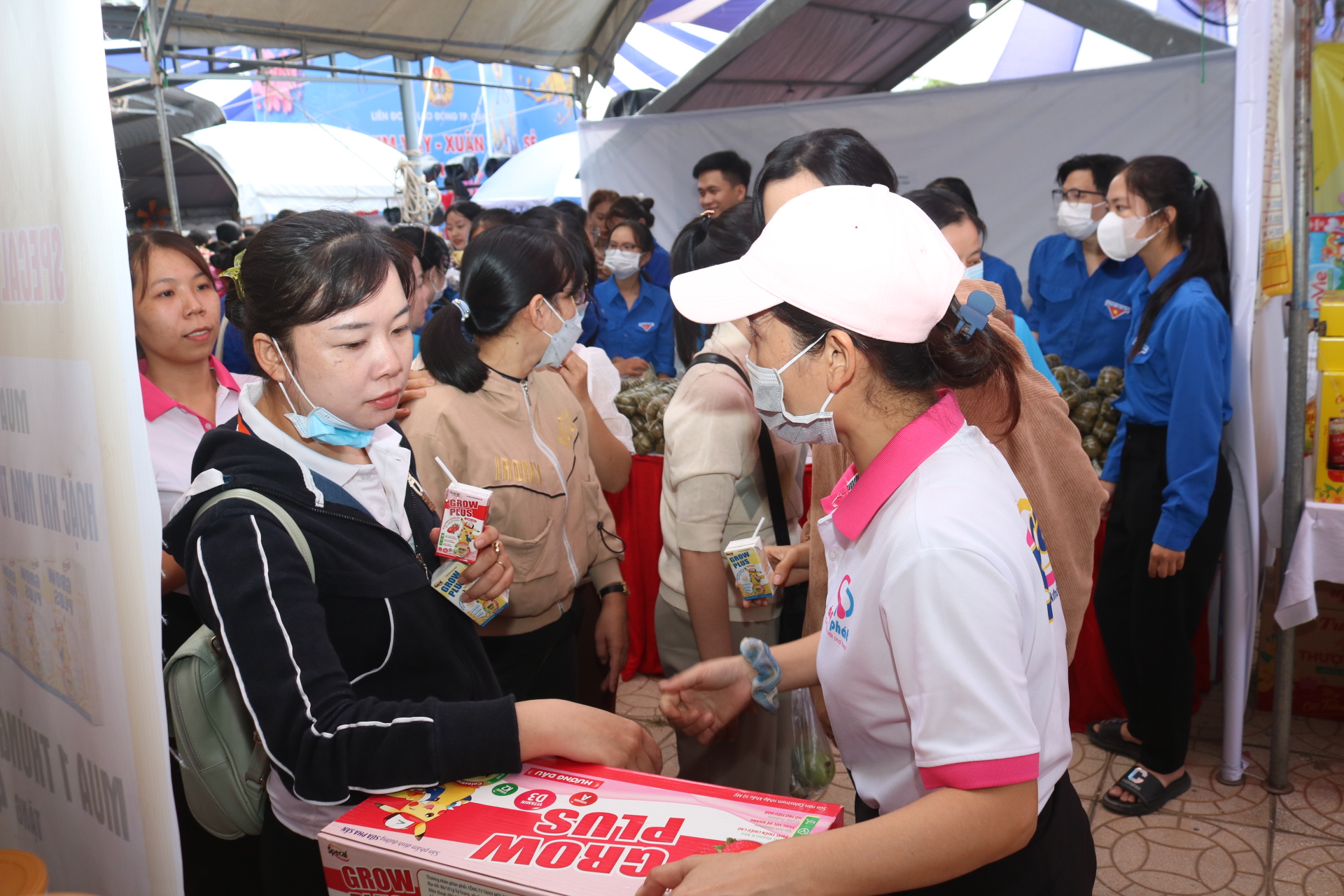C&ocirc;ng nh&acirc;n ở Cần Thơ "vui như Tết"` khi được nhận qu&agrave;- Ảnh 6.