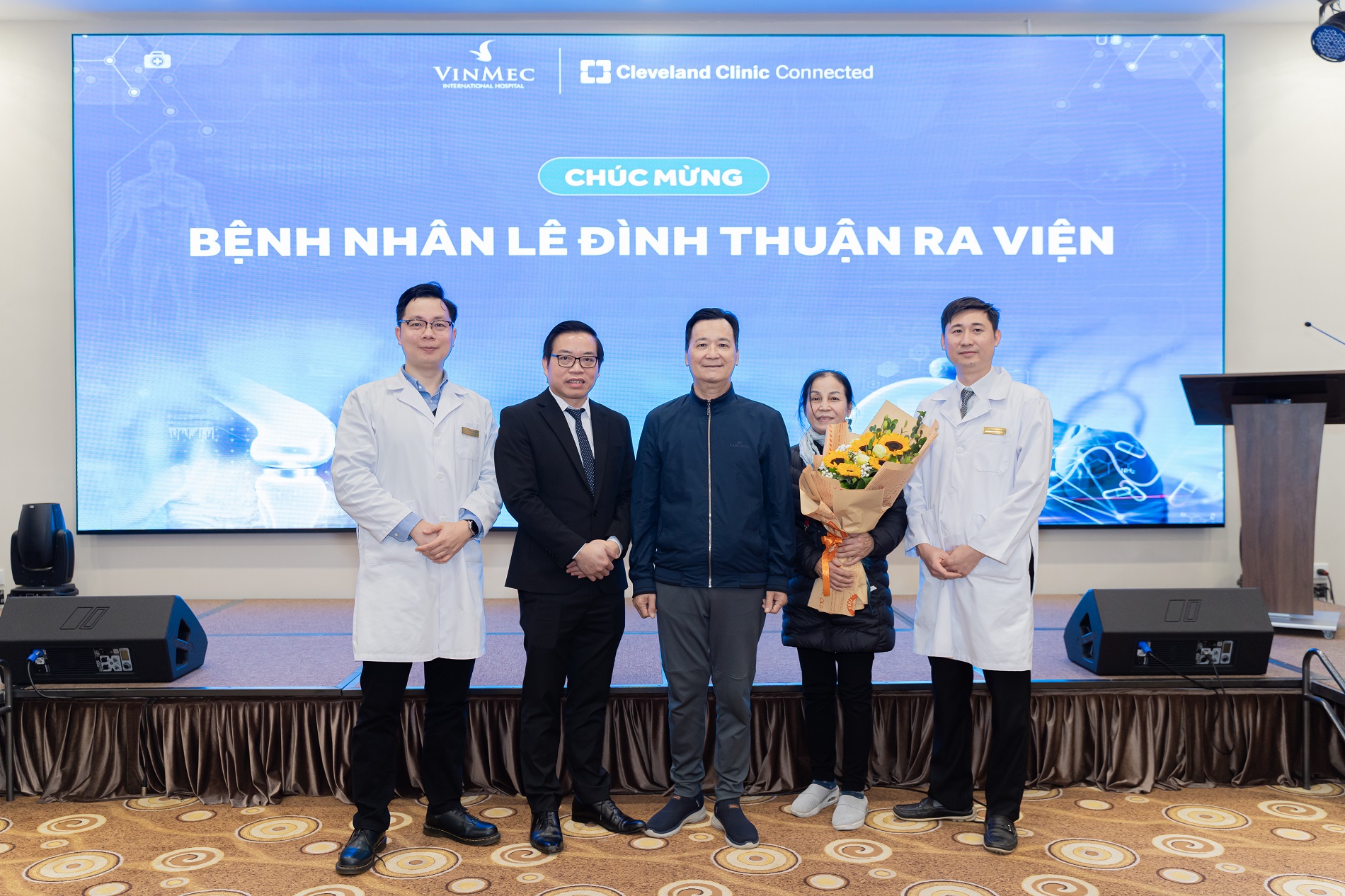 Bệnh nh&acirc;n Thuận (ch&iacute;nh giữa) ra viện trong niềm vui của gia đ&igrave;nh v&agrave; ekip y b&aacute;c sĩ điều trị