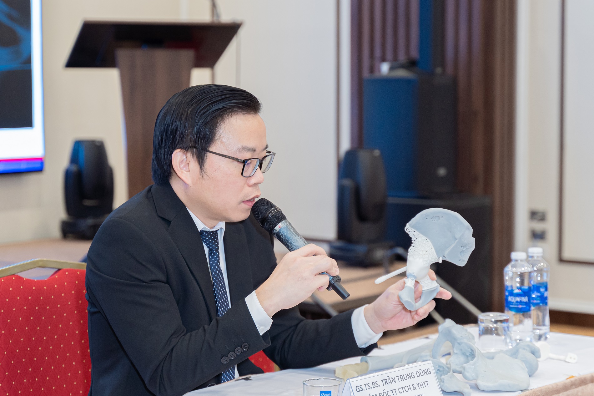 GS.TS.BS Trần Trung Dũng, Gi&aacute;m đốc Trung t&acirc;m Chấn thương chỉnh h&igrave;nh Vinmec chia sẻ qu&aacute; tr&igrave;nh điều trị với những m&ocirc; h&igrave;nh minh họa được sử dụng trực tiếp.