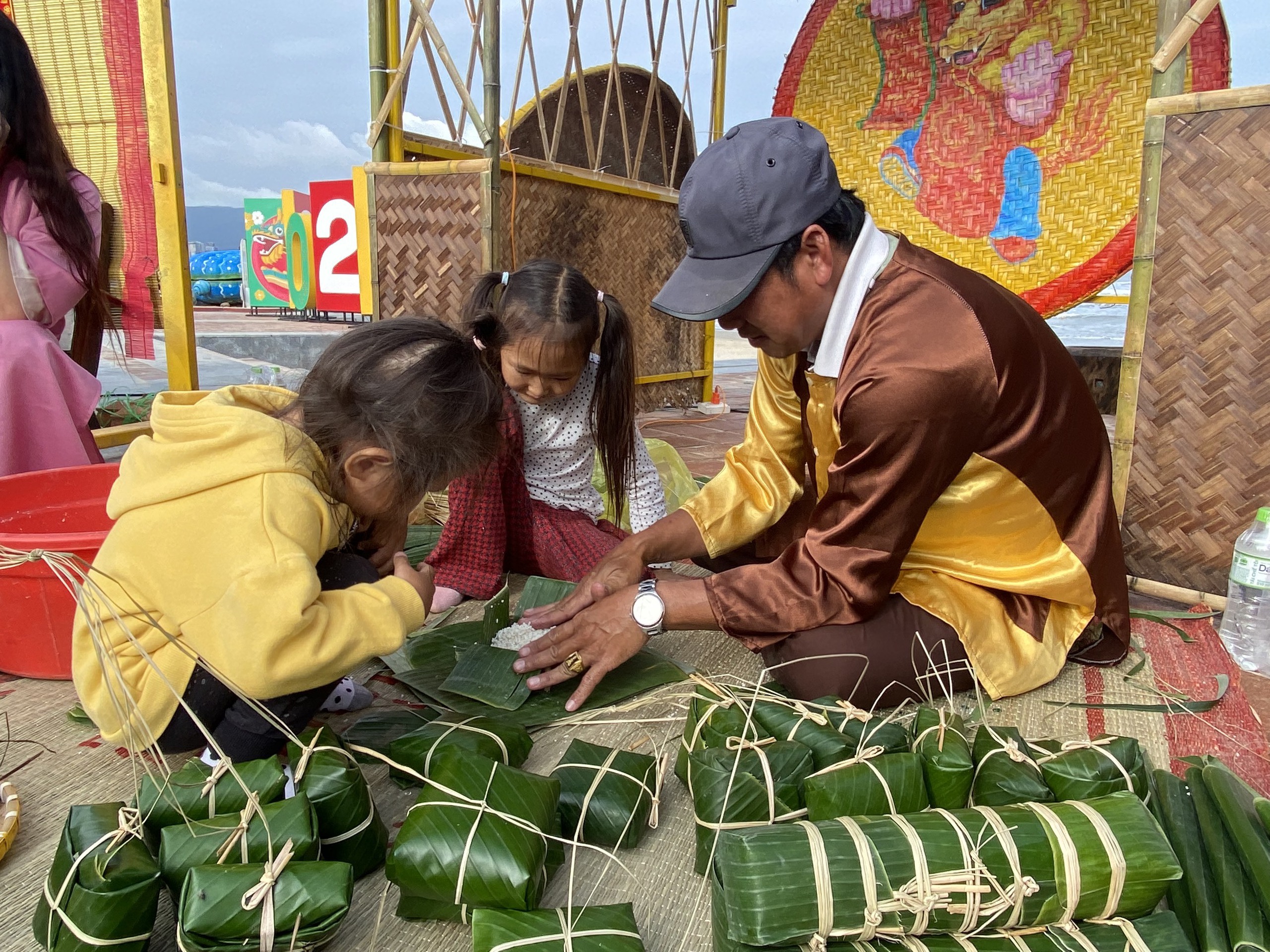 Du kh&aacute;ch nước ngo&agrave;i tập g&oacute;i b&aacute;nh chưng b&ecirc;n b&atilde;i biển Đ&agrave; Nẵng- Ảnh 2.