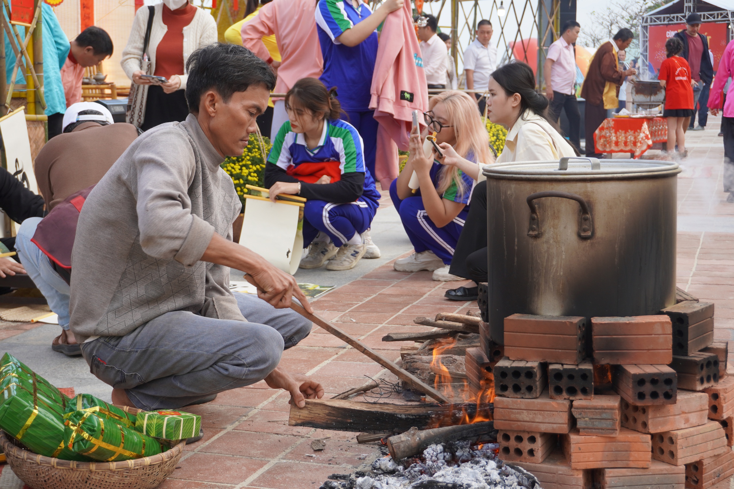 Du kh&aacute;ch nước ngo&agrave;i tập g&oacute;i b&aacute;nh chưng b&ecirc;n b&atilde;i biển Đ&agrave; Nẵng- Ảnh 5.