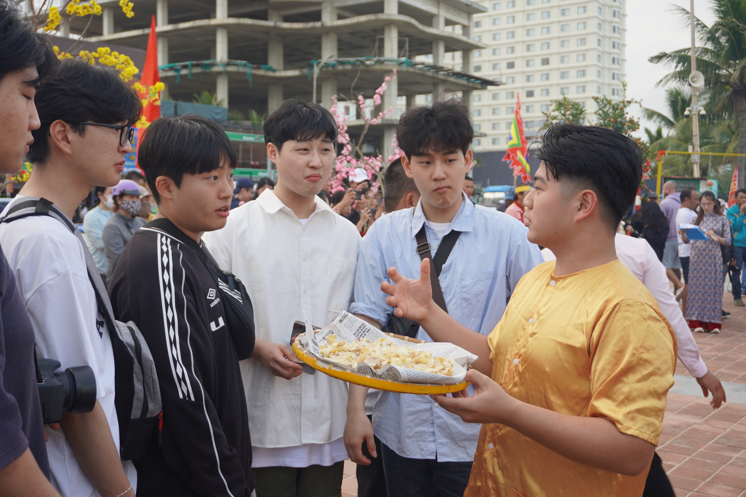 Du kh&aacute;ch nước ngo&agrave;i tập g&oacute;i b&aacute;nh chưng b&ecirc;n b&atilde;i biển Đ&agrave; Nẵng- Ảnh 6.