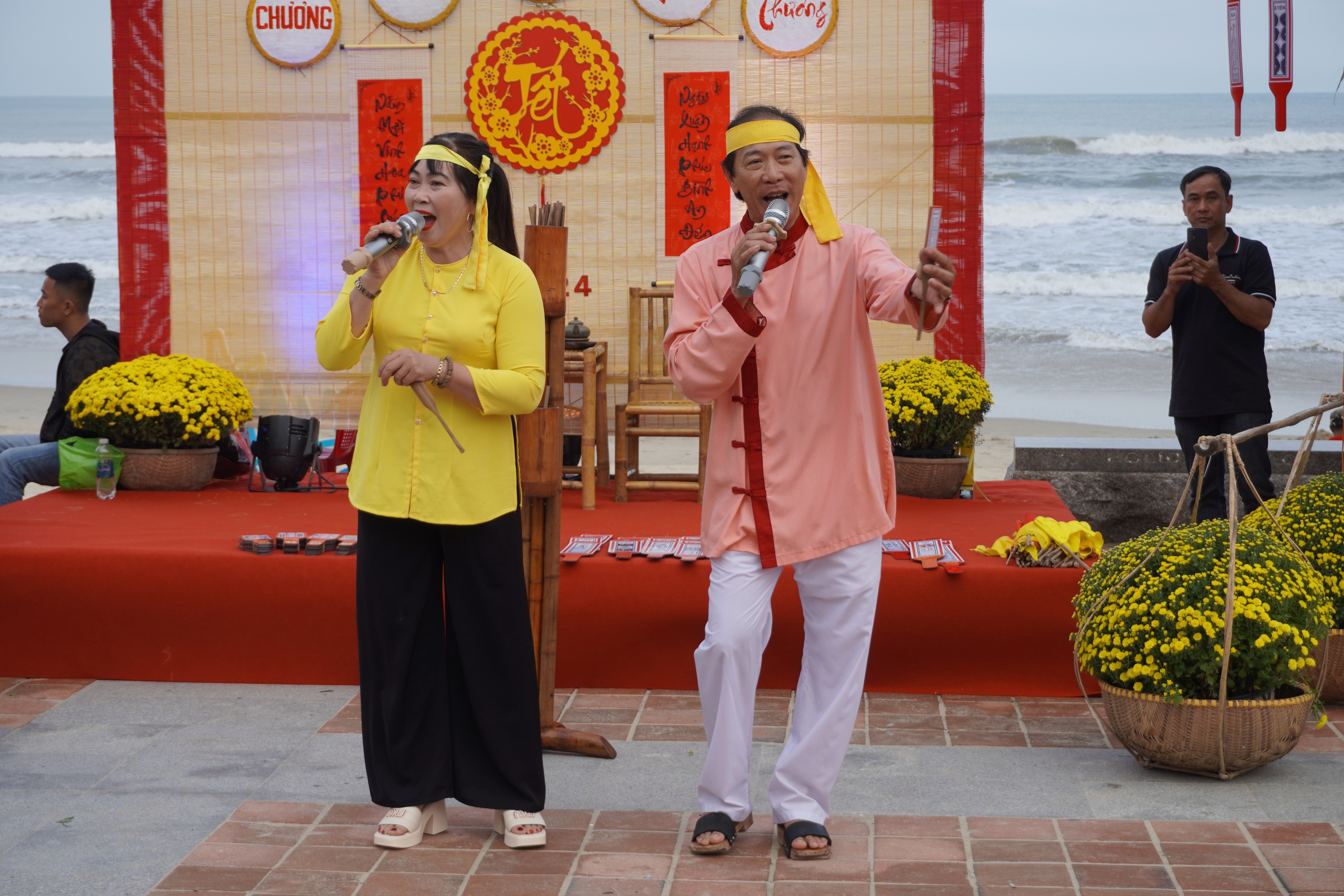 Du kh&aacute;ch nước ngo&agrave;i tập g&oacute;i b&aacute;nh chưng b&ecirc;n b&atilde;i biển Đ&agrave; Nẵng- Ảnh 10.