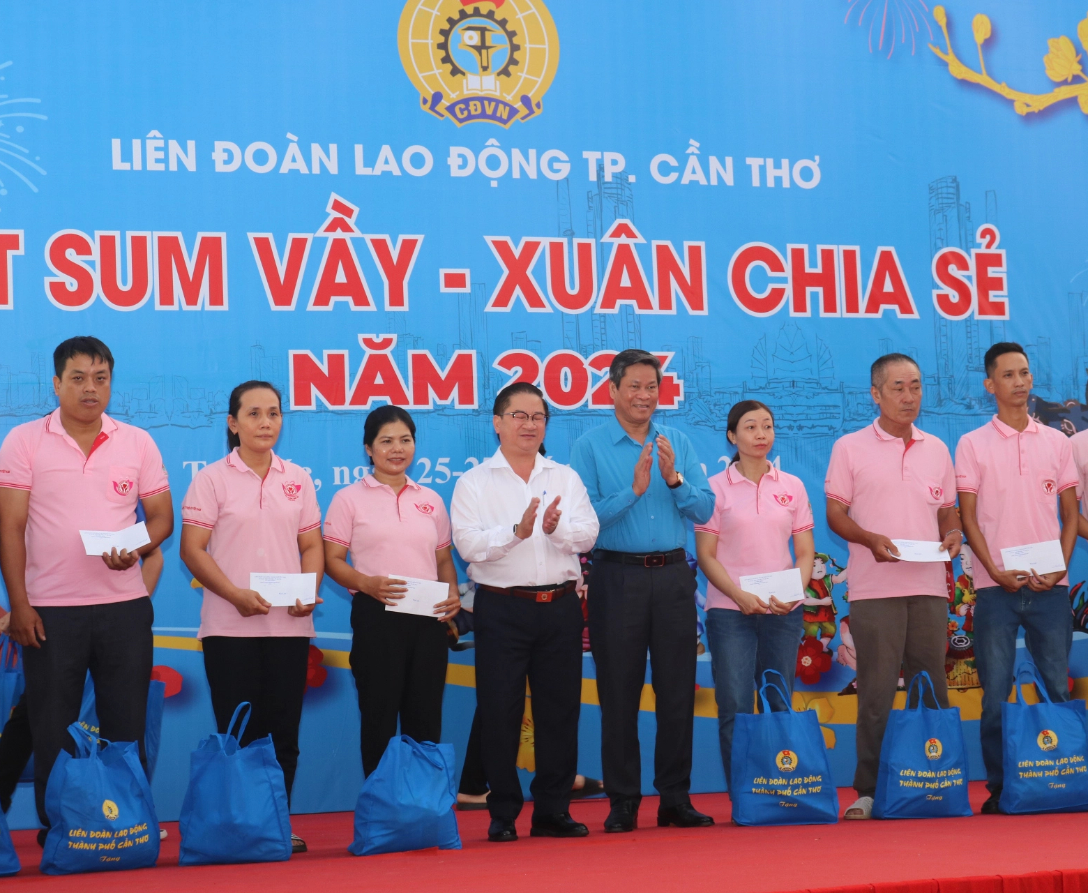 C&ocirc;ng nh&acirc;n ở Cần Thơ "vui như Tết"` khi được nhận qu&agrave;- Ảnh 3.