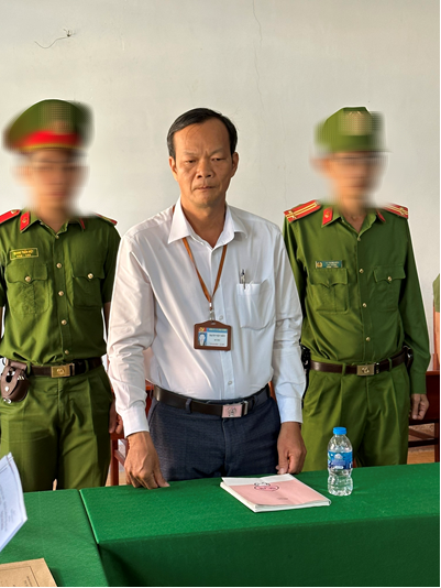 Sau ph&oacute; chủ tịch huyện, tới lượt b&iacute; thư x&atilde; ở Hậu Giang bị bắt- Ảnh 1.