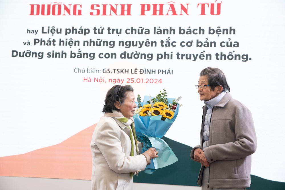 GS L&ecirc; Đ&igrave;nh Ph&aacute;i ra s&aacute;ch chăm s&oacute;c sức khoẻ ở tuổi 86- Ảnh 2.