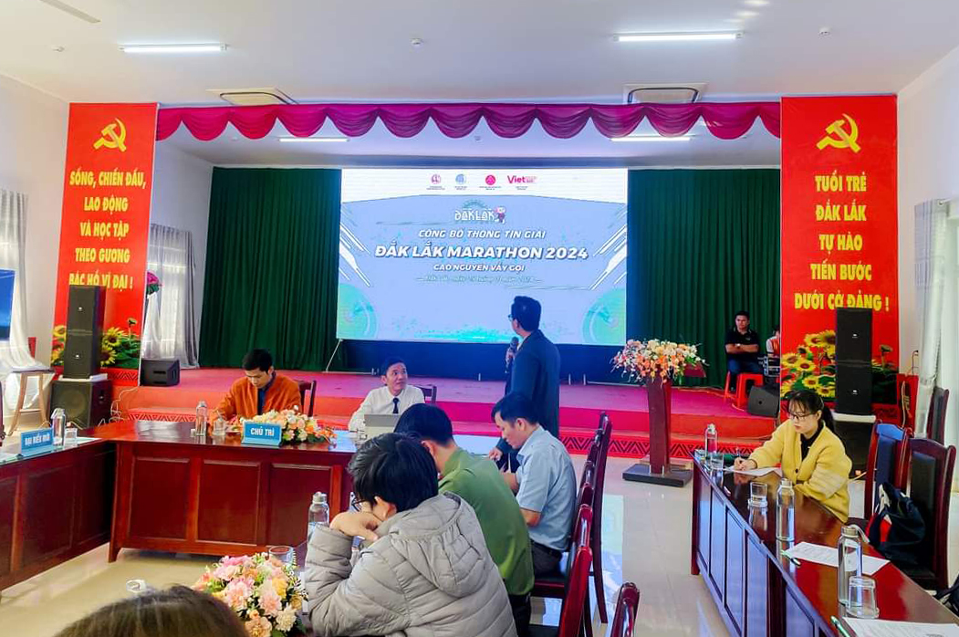 Đăk Lăk Marathon 2024 - Chạy giữa m&ecirc;nh m&ocirc;ng đại ng&agrave;n- Ảnh 1.