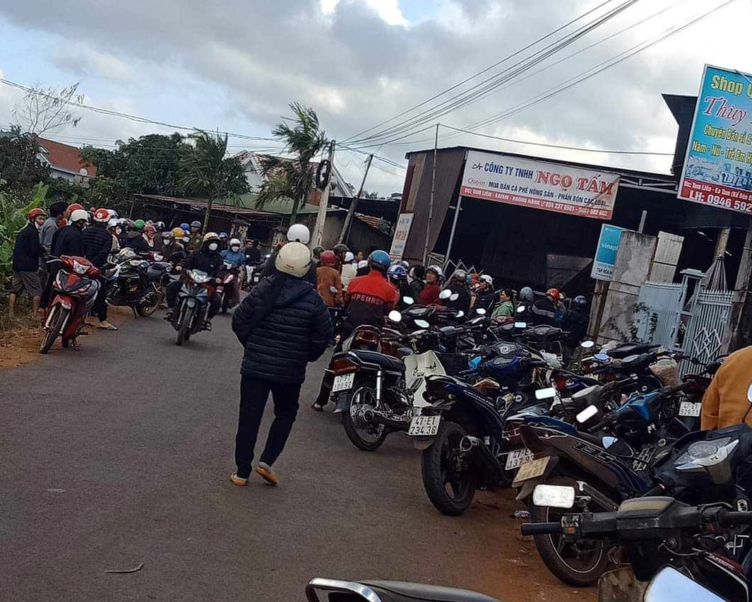 Người dân kéo đến 1 cơ sở đòi tiền ký gửi cà phê- Ảnh 1.