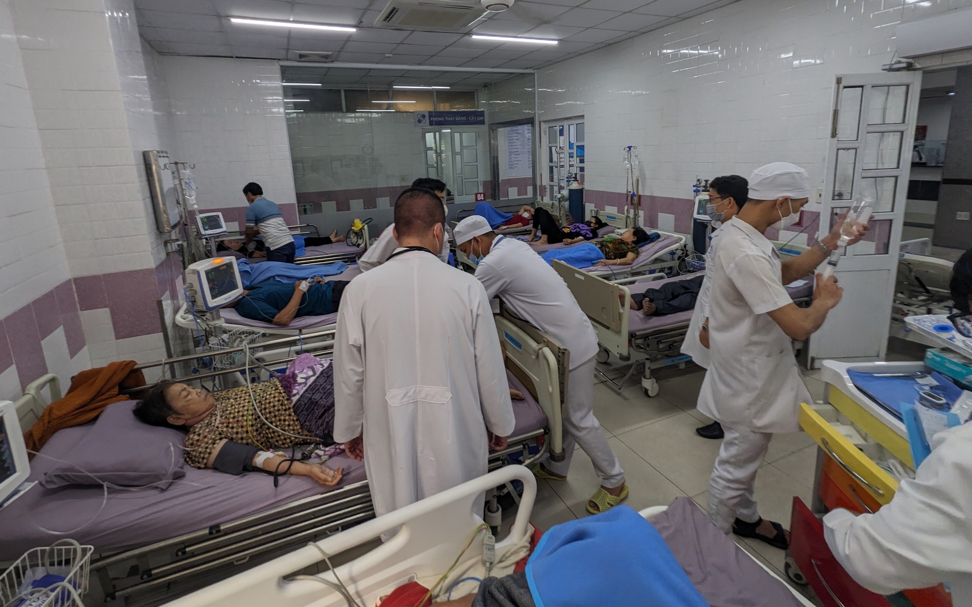 Ăn bánh mì tại tiệm có tiếng, nhiều người nhập viện nghi ngộ độc thực phẩm