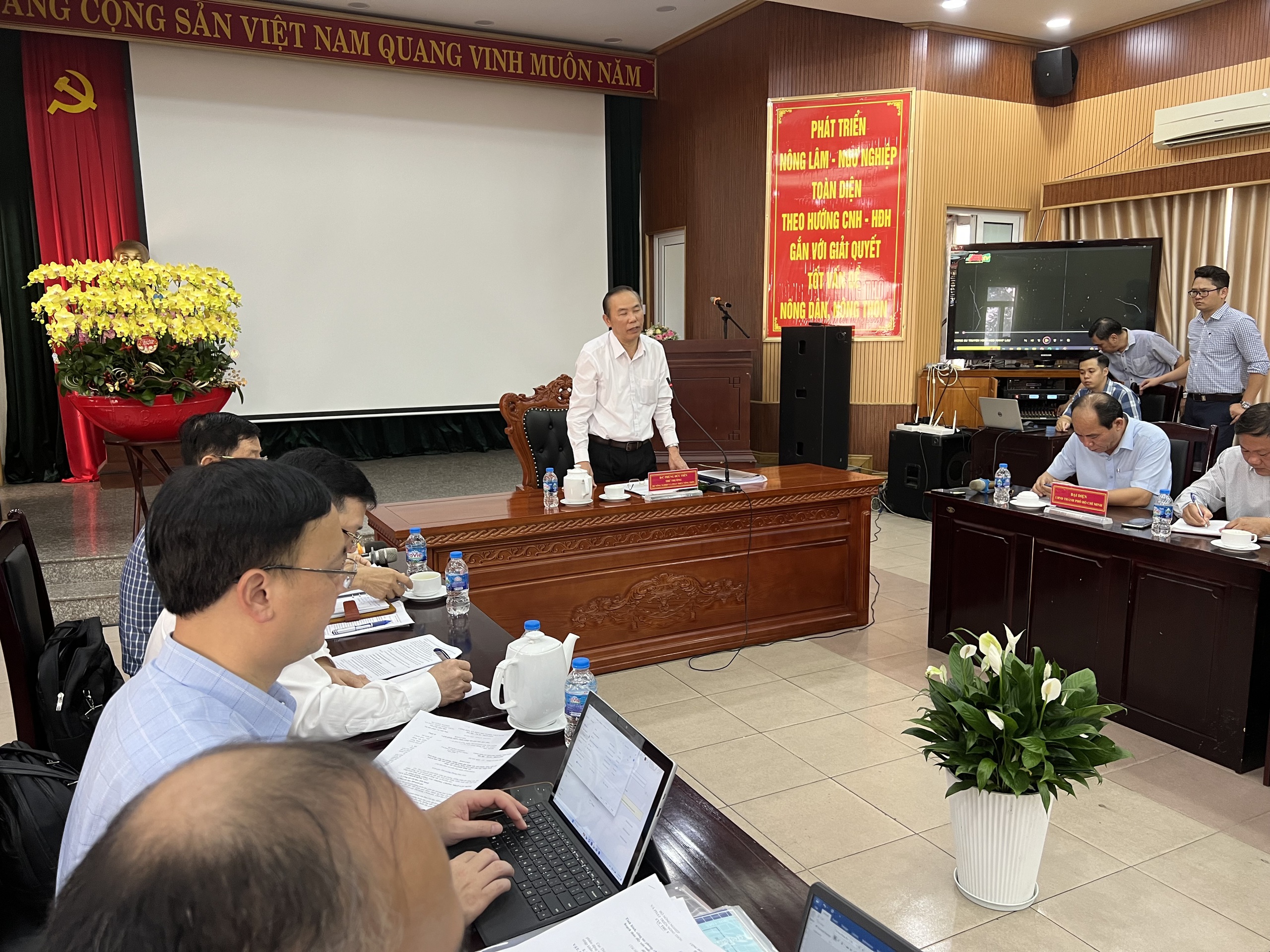 Thứ trưởng Bộ NN-PTNT: Chỉ c&oacute; bu&ocirc;ng lỏng mới xảy ra t&igrave;nh trạng nhập lậu heo- Ảnh 1.