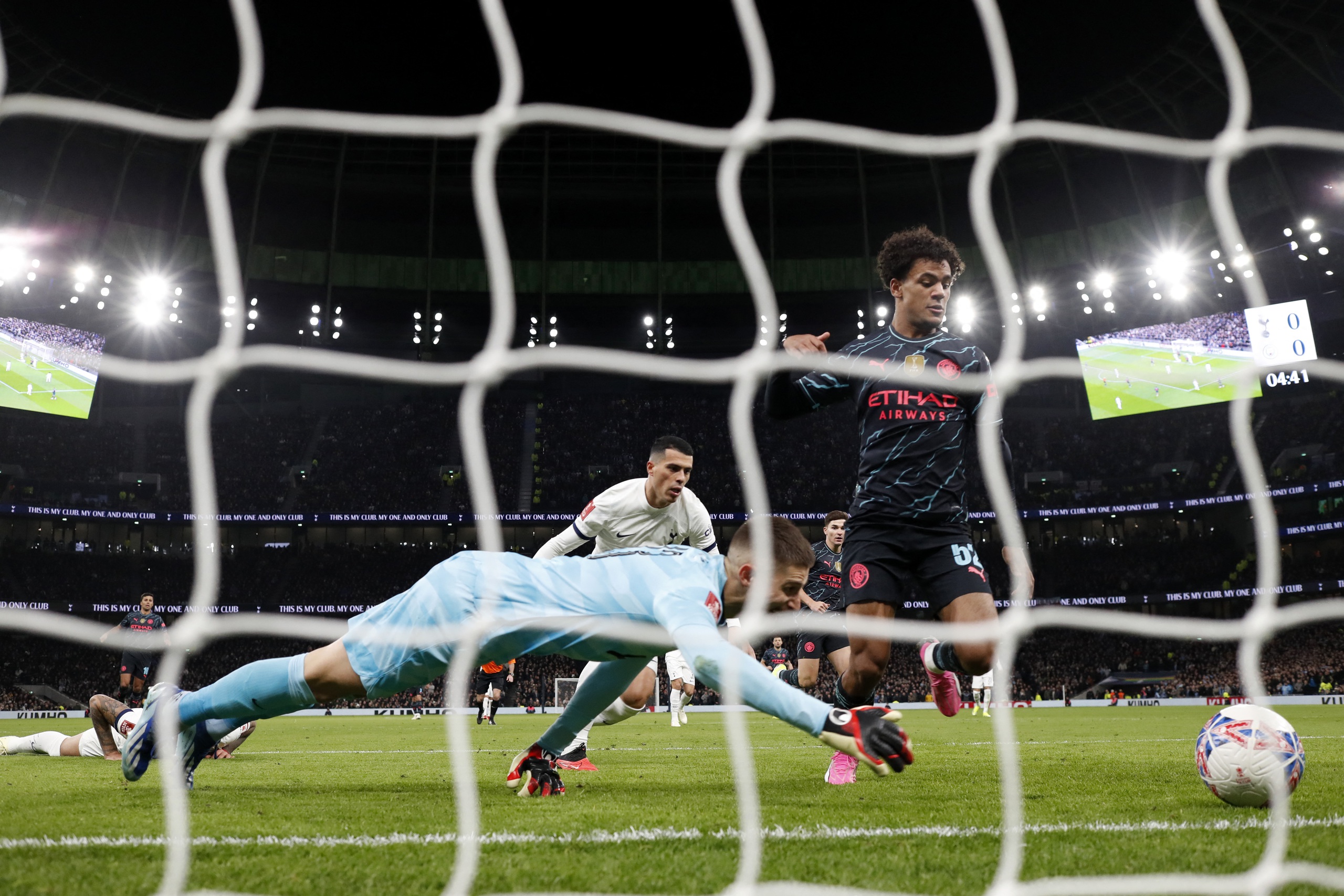 Người h&ugrave;ng lộ diện, Man City hạ Tottenham ở đại chiến FA Cup- Ảnh 1.