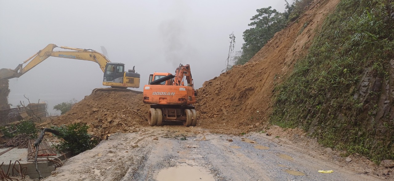 Th&ocirc;ng tuyến đường đi Cửa khẩu quốc tế Cầu Treo sau vụ sạt lở- Ảnh 2.