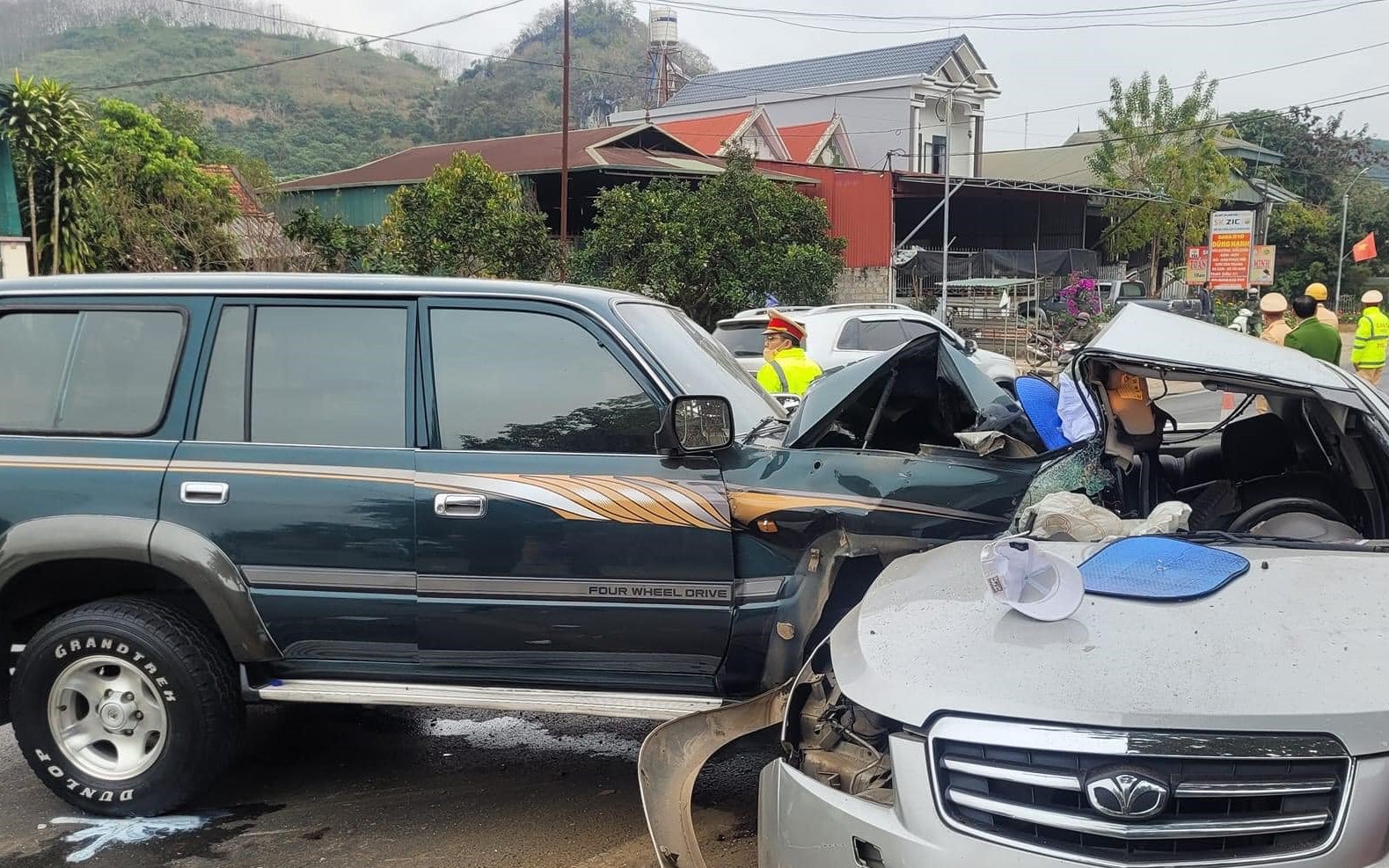 Xe ôtô va chạm cực mạnh, 2 tài xế thương vong