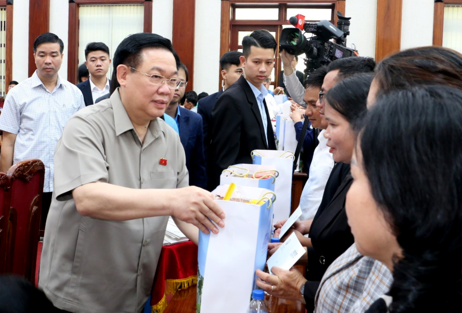 Chủ tịch Quốc hội Vương Đ&igrave;nh Huệ: Mỗi hộ, c&aacute; nh&acirc;n cần tiếp tục nỗ lực vươn l&ecirc;n tho&aacute;t ngh&egrave;o- Ảnh 1.