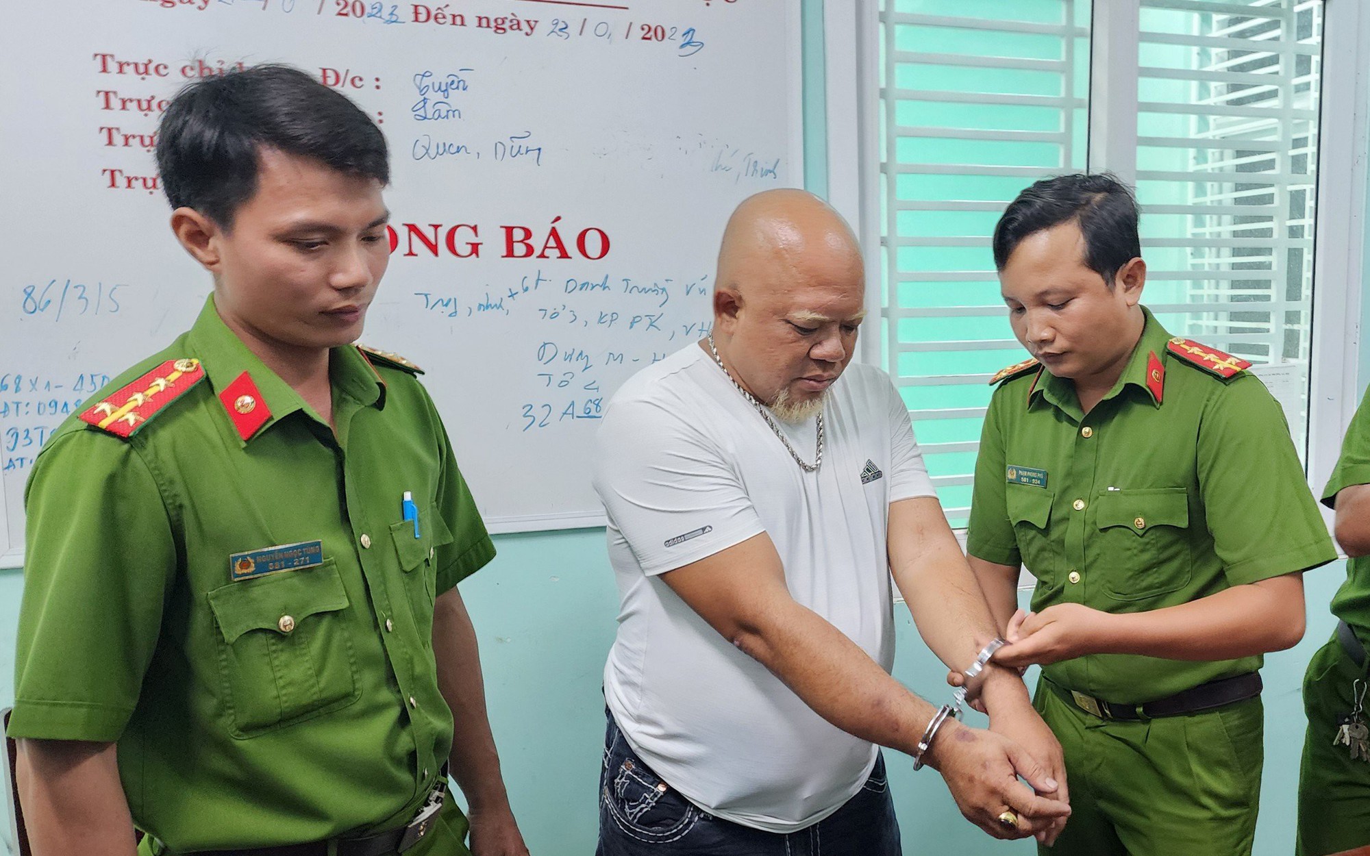 Bắt tạm giam kẻ múa côn, đốt pháo hoa trên ô tô