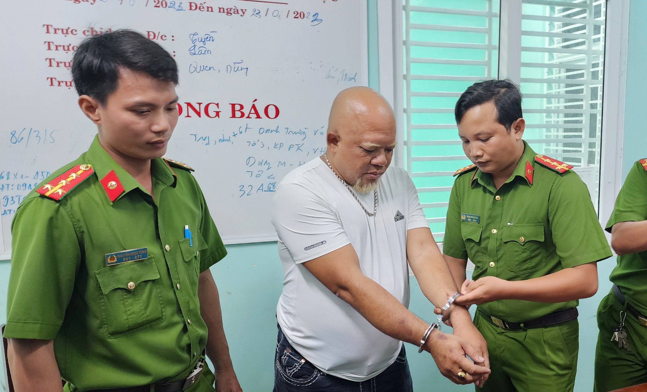 Bắt tạm giam kẻ m&uacute;a c&ocirc;n, đốt ph&aacute;o hoa tr&ecirc;n &ocirc; t&ocirc;- Ảnh 2.