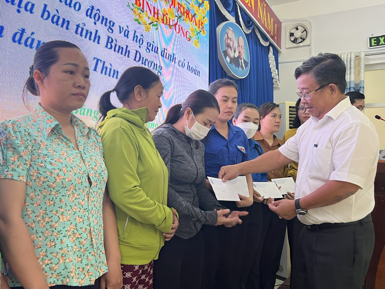 Những phần quà ý nghĩa cho người lao động trong dịp Tết- Ảnh 1.