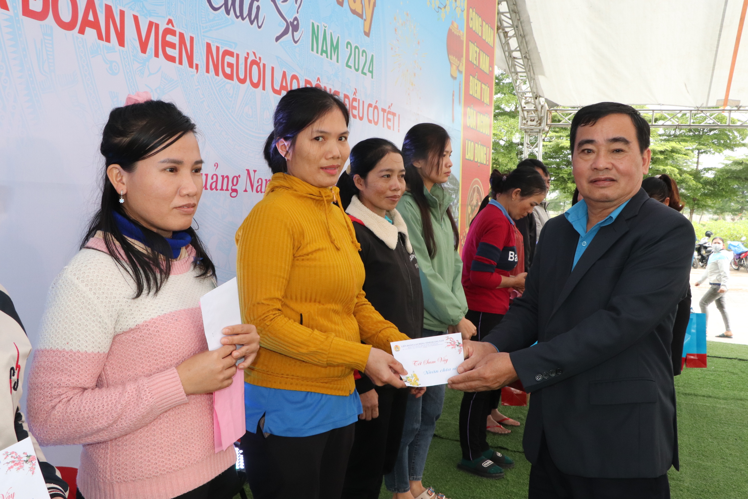 Công đoàn Quảng Nam dành 8 tỉ đồng tặng quà Tết cho hơn 14.500 đoàn viên, lao động- Ảnh 4.