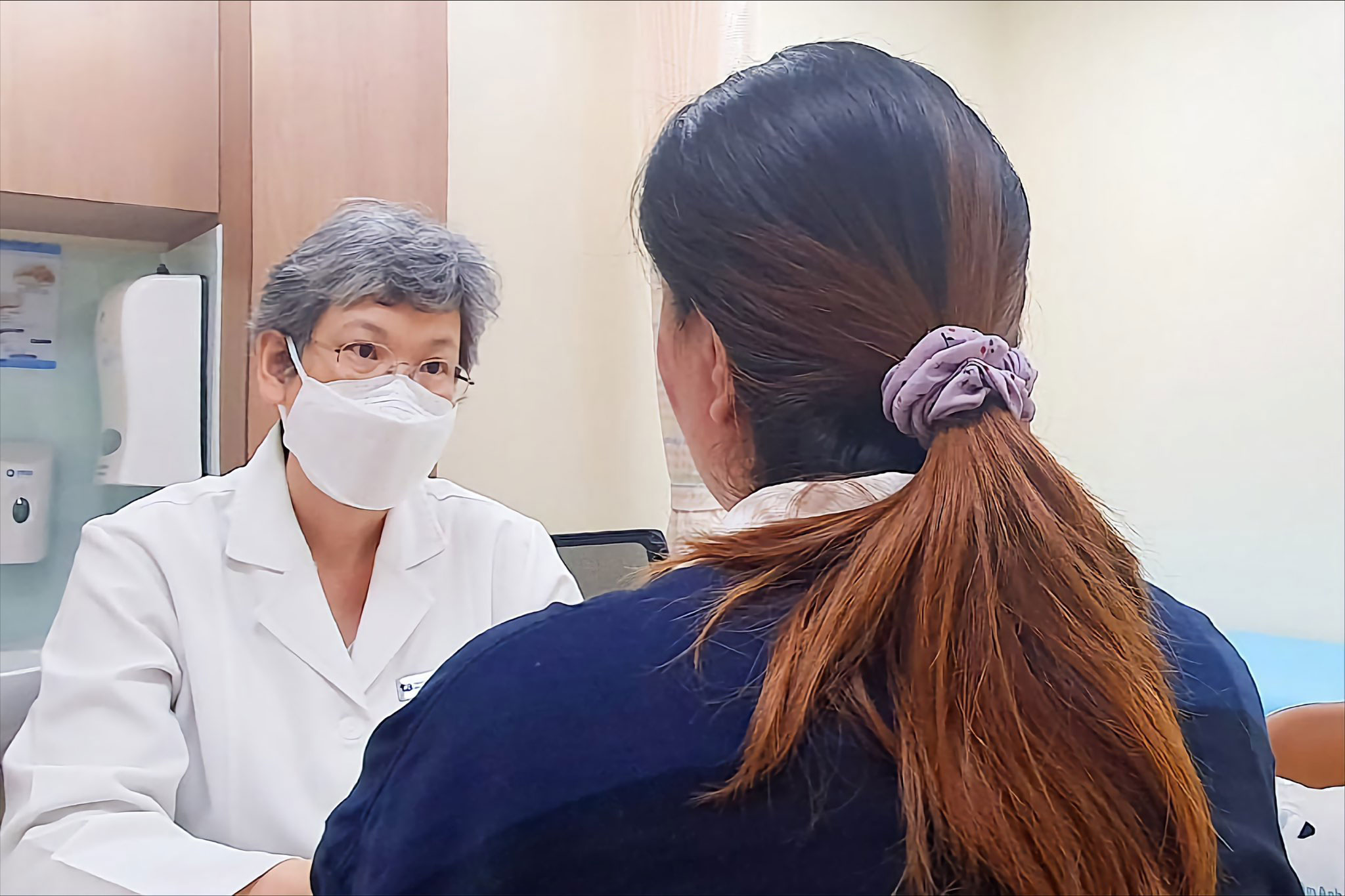 TS-BS Đặng Thị Ngọc Bích, Khoa Da liễu - Thẩm mỹ da, Bệnh viện Đa khoa Tâm Anh (TP HCM), thăm khám cho bệnh nhân