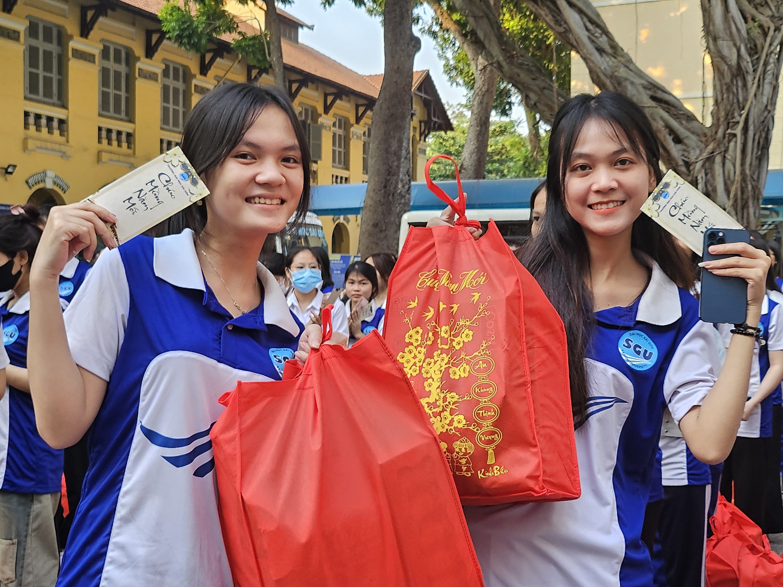 Ấm áp chuyến xe đoàn viên đưa sinh viên về quê vui Tết- Ảnh 19.