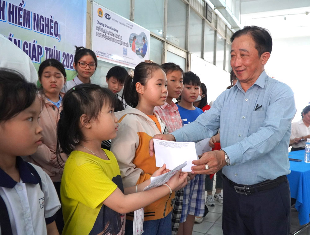 Ông Bùi Thanh Liêm, Phó Tổng Biên tập Báo Người Lao Động, trao 50 suất hỗ trợ kinh phí học tập cho con em đoàn viên - lao động Công ty TNHH Freetrend Industrial Việt Nam. Ảnh: QUỲNH TRÂM
