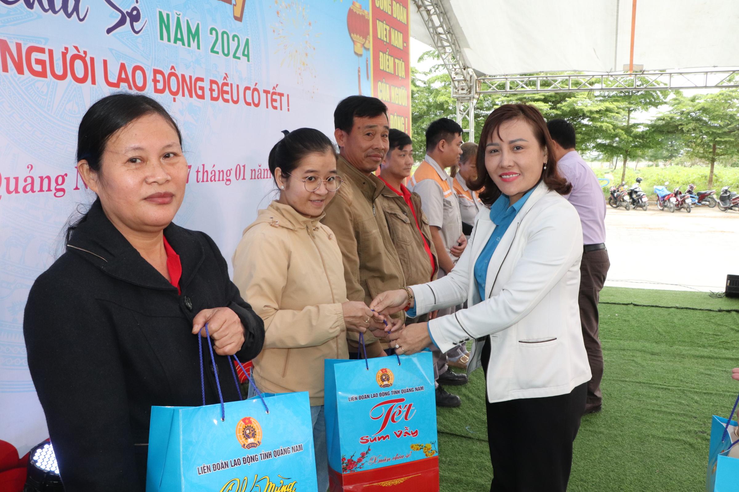 Công đoàn Quảng Nam dành 8 tỉ đồng tặng quà Tết cho hơn 14.500 đoàn viên, lao động- Ảnh 6.