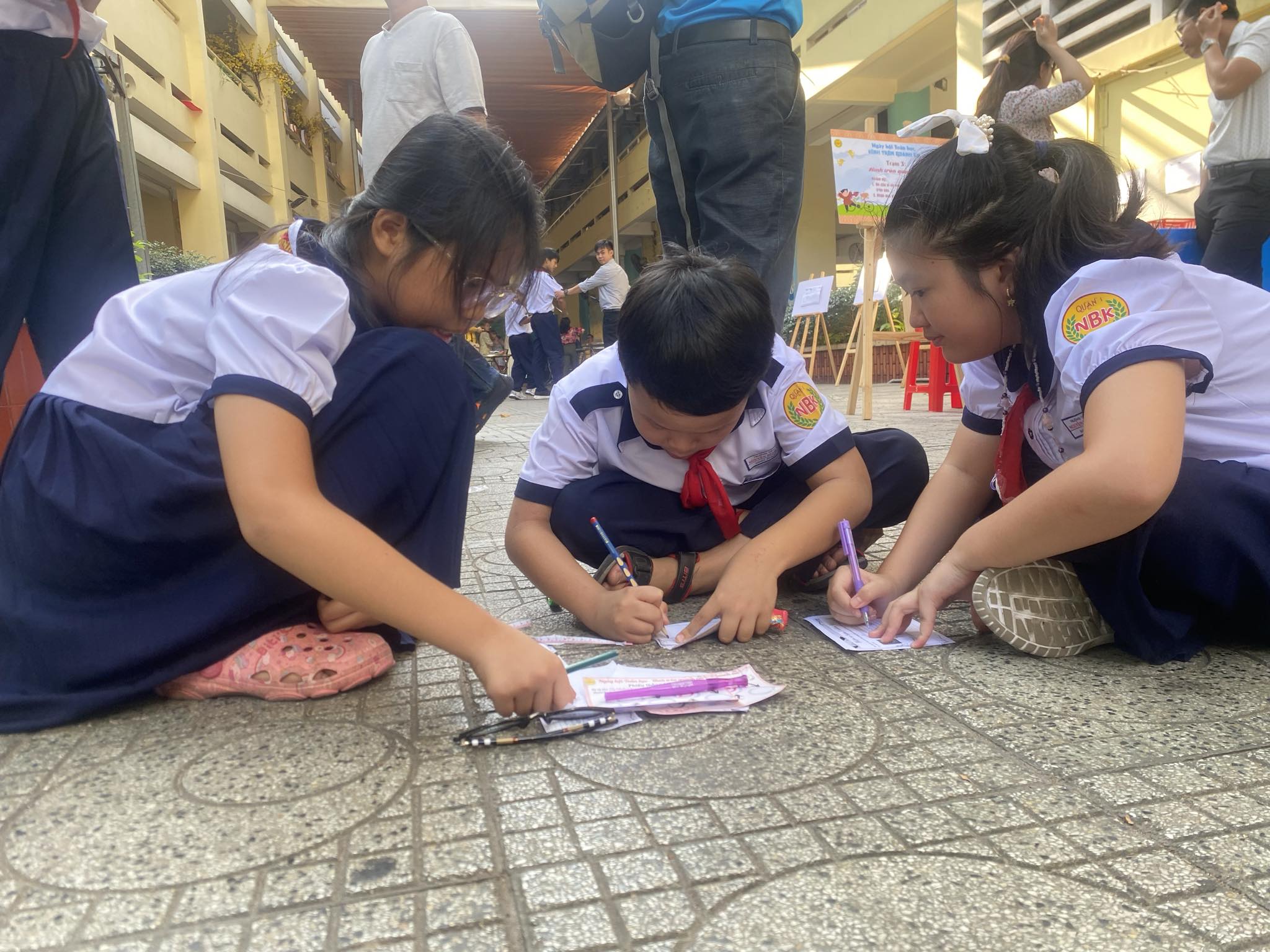 Học sinh tiểu học &ugrave;a xuống s&acirc;n trường để đo vẽ, t&iacute;nh to&aacute;n- Ảnh 2.