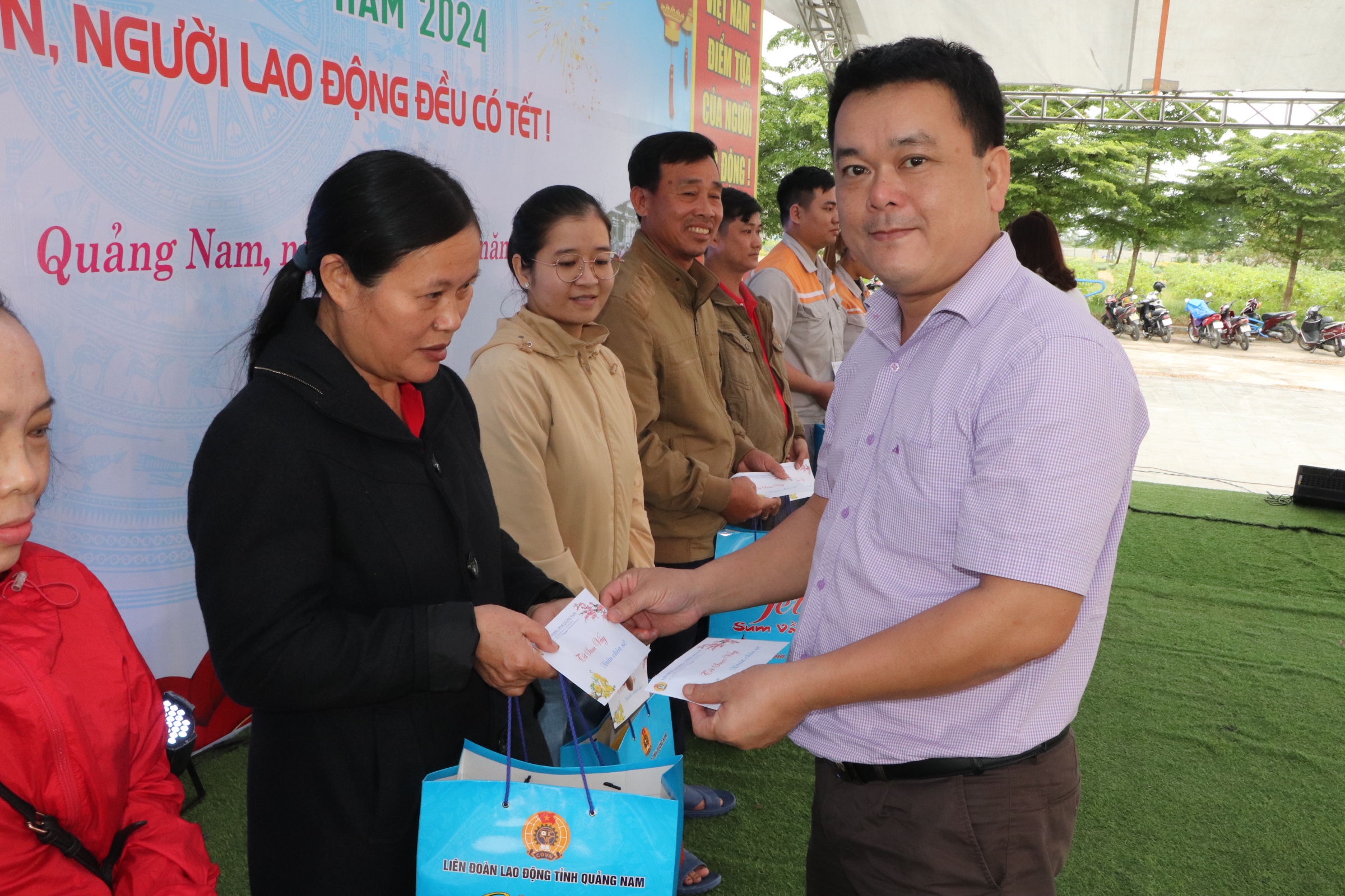 Công đoàn Quảng Nam dành 8 tỉ đồng tặng quà Tết cho hơn 14.500 đoàn viên, lao động- Ảnh 9.