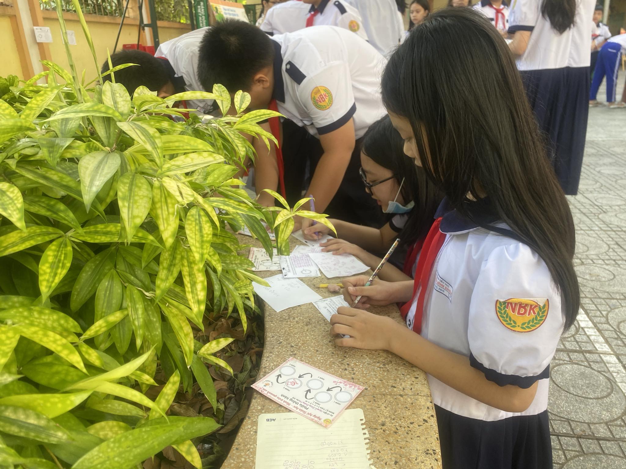 Học sinh tiểu học &ugrave;a xuống s&acirc;n trường để đo vẽ, t&iacute;nh to&aacute;n- Ảnh 5.